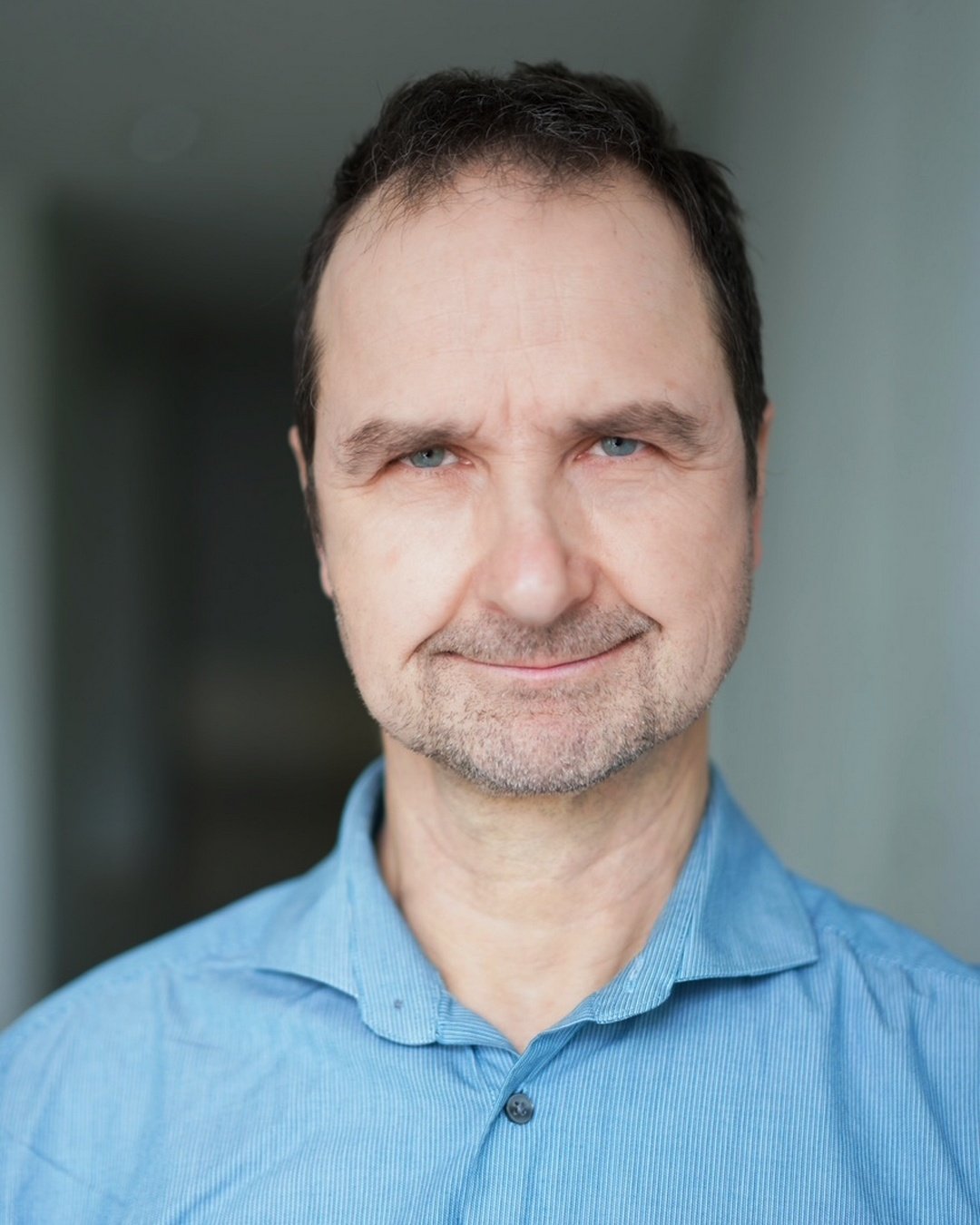 Ernst Logar (Austria) is an artist and researcher based in Vienna whose multidisciplinary practice spans photography, film, video, sound, sculpture, and installation. Since the 1990s, his work has examined power structures and historical, sociocultur