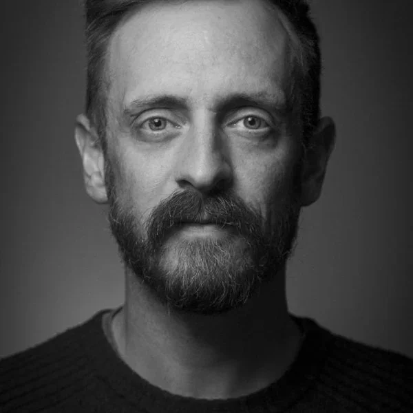 Basil Al-Rawi (Irlande/Irak) est un artiste multidisciplinaire travaillant la photographie, la réalité virtuelle et la simulation. Créateur de House of Memory, une reconstruction en réalité virtuelle de la mémoire de la diaspora irakienne. Titulaire 