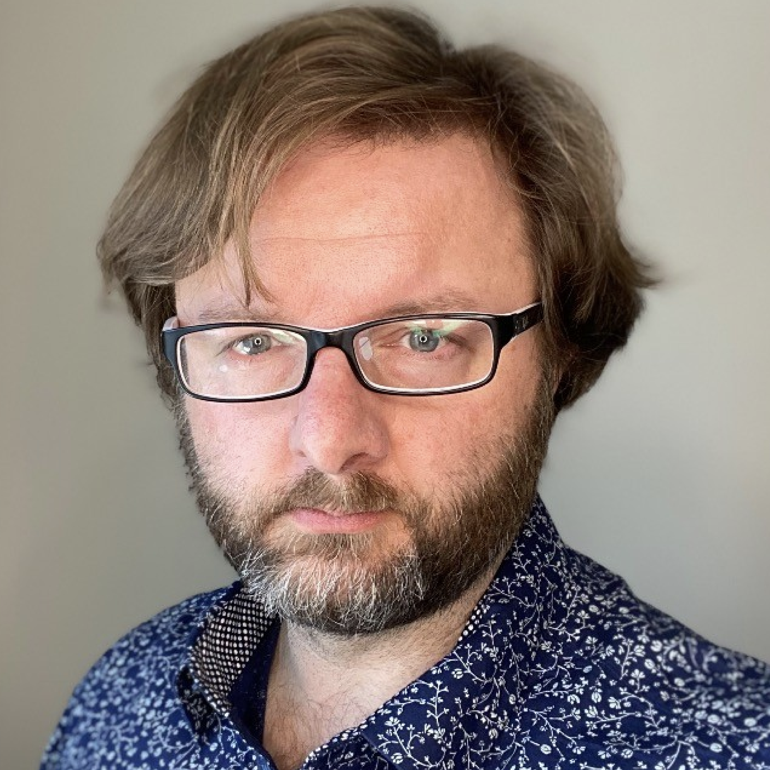 Remco Volmer (Canada/Pays-Bas) est commissaire d'exposition et codirecteur d'Artengine, à Ottawa. Diplômé du programme de médias créatifs de l'Université d'Utrecht. A précédemment travaillé à l'ambassade des Pays-Bas au Canada. Il dirige l'Ottawa Min