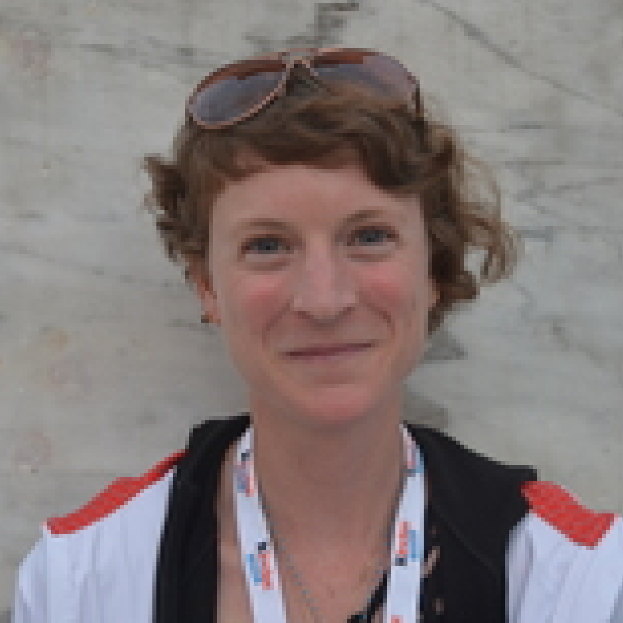 La Dr Chessa Adsit-Morris (Canada) est théoricienne du curriculum et éducatrice en environnement; professeure à l'Emily Carr University of Art and Design; ancienne directrice adjointe du Center for Creative Ecologies, UC Santa Cruz. Auteure de Restor