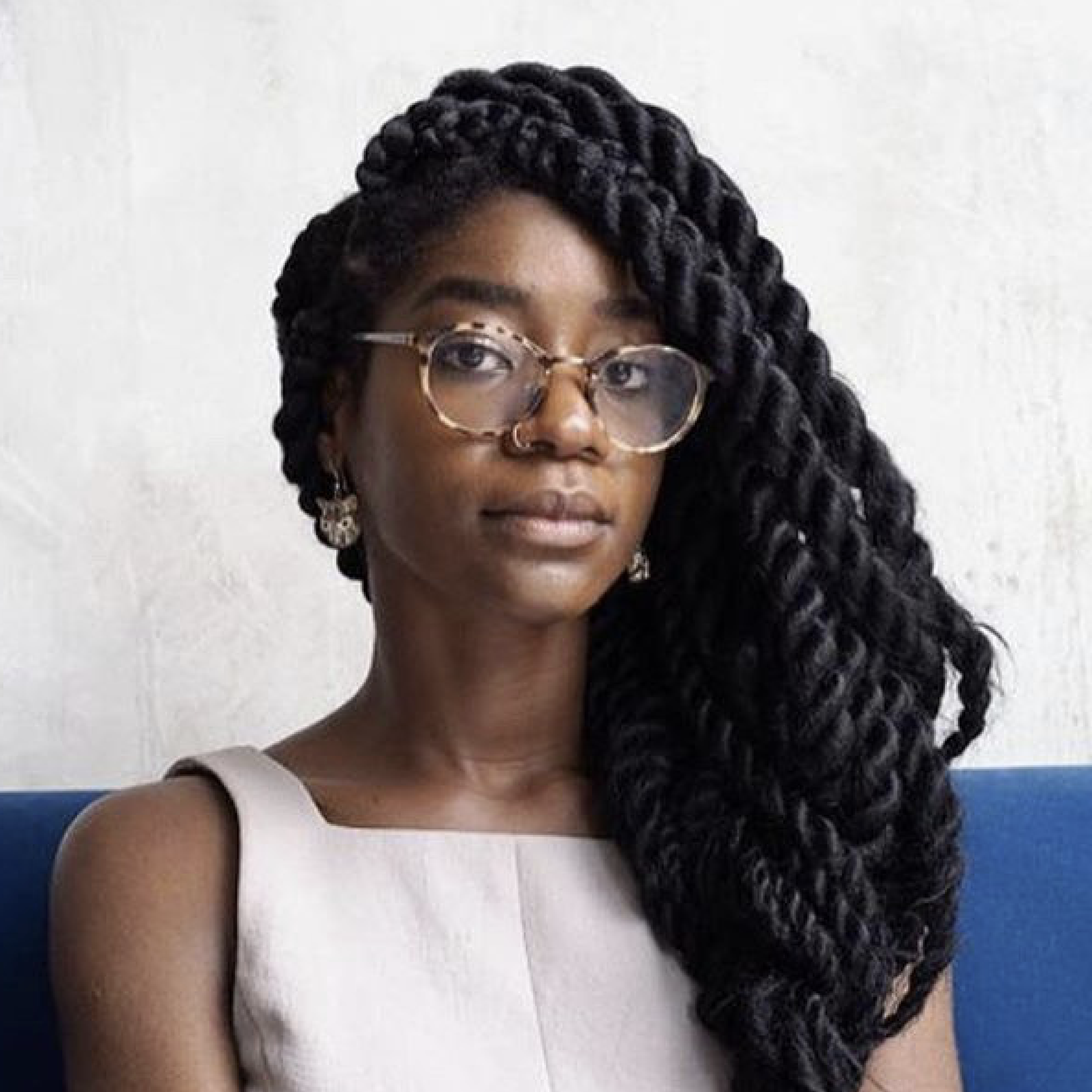 Kosisochukwu Nnebe (Nigéria/Canada) est artiste conceptuelle et écrivaine travaillant à travers l'installation, les médias basés sur l'image et la sculpture. Sa pratique explore la visibilité noire, l'incarnation et les histoires coloniales. Exposée 
