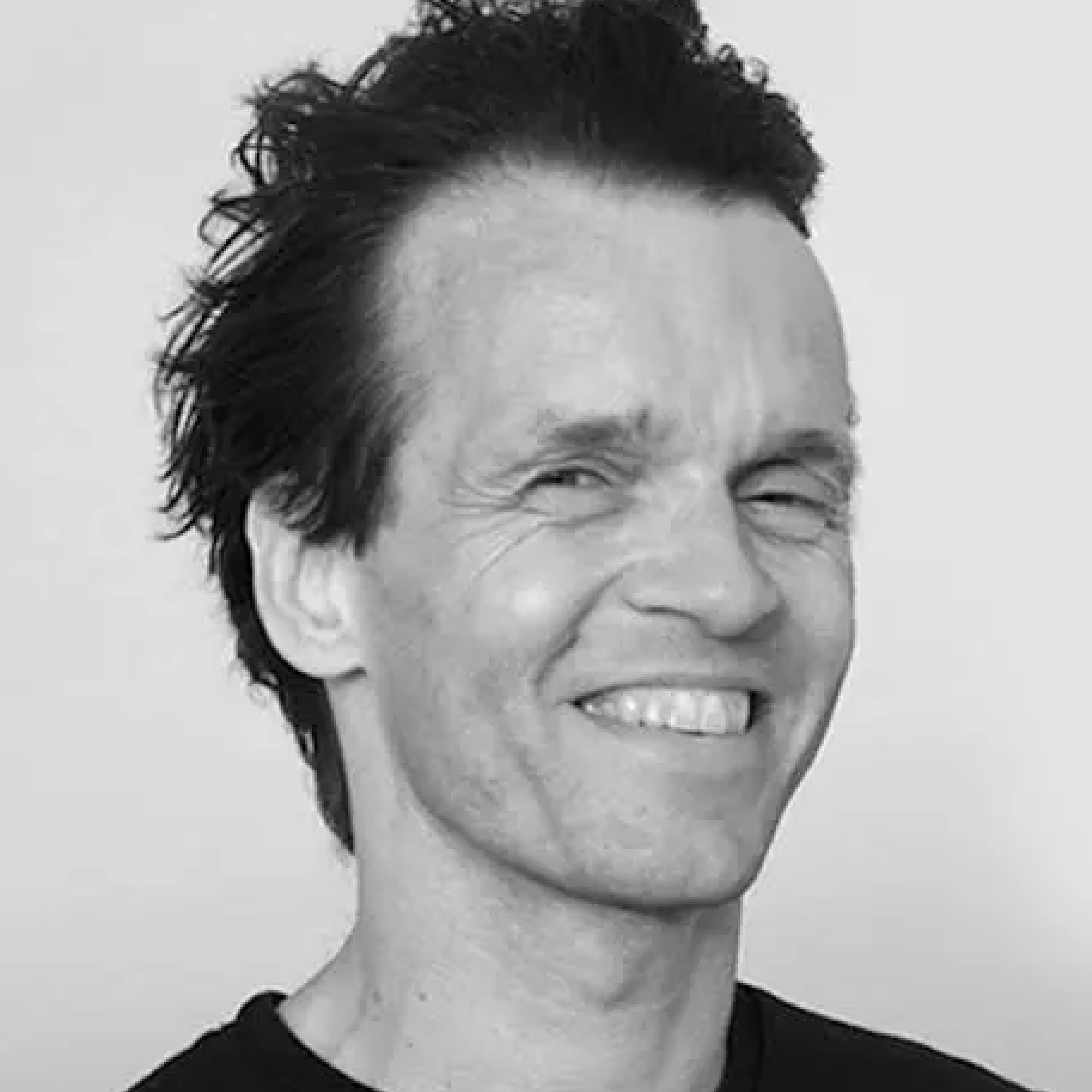 Lukas Einsele (Allemagne) est photographe et artiste visuel basé à Darmstadt, Berlin et Mannheim. Son travail aborde la mémoire comme un processus actif; son livre One Step Beyond a remporté le Prix du livre photo allemand et le Prix Karl Hofer. Il e