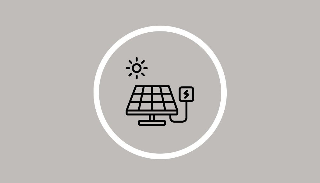 Symbol für Solarenergie mit Solarpanel, Sonne und Steckdose