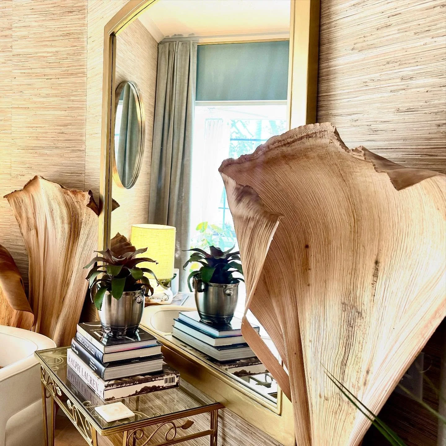 Craving one of those #tacotuesdays 🌮🙌🏡
.
A sneak peek 👀 at our entry/breakfast/cocktail areas. We love 💕 the weather and amazing palm trees 🌴on the gulf coast of Florida. We&rsquo;ve added some queen palm fronds -with the #seagrass wallpaper. T
