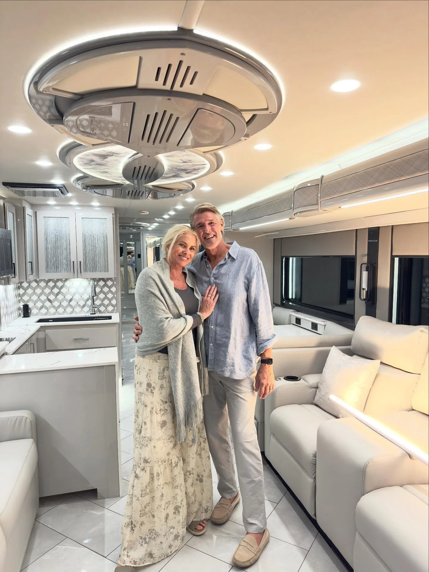 A snapshot 📷 from our modeling gig yesterday for @american_coach the uber cool luxury RV&rsquo;s! 🚐
The entire crew behind the scenes - fantastic! 
Thank you @revgroupinc for the amazing opportunity to model for you. And @benztalent 
This RV could 