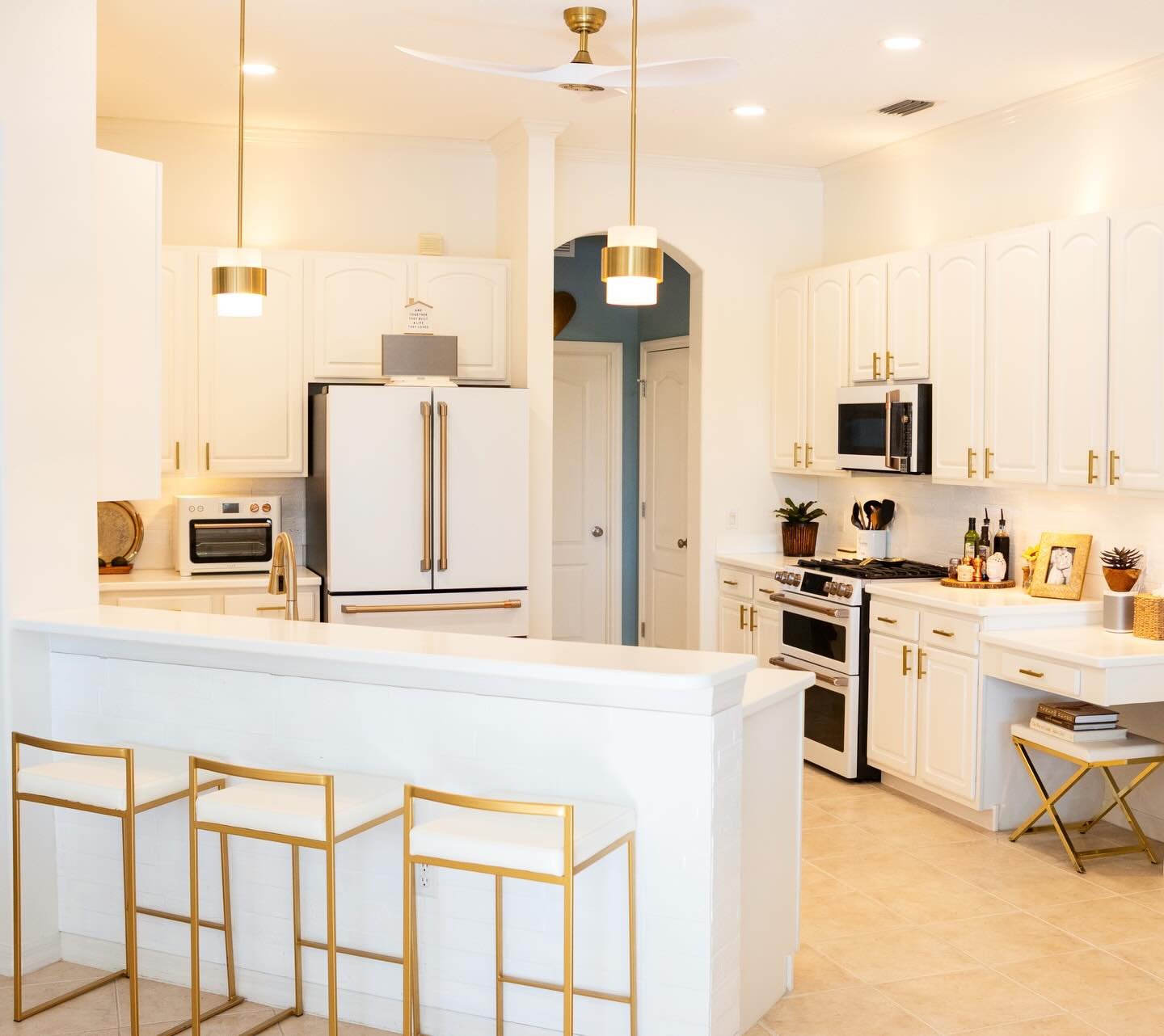 &ldquo;Paint it white&rdquo; my fav color and Pantone color of the year! I love bright clean kitchens, don&rsquo;t you?
Looking for a kitchen revamp and makeover? Call us 941-702-4993
#kittandkaboodle #handyman #interiordesign #interiorupgrade #hubby