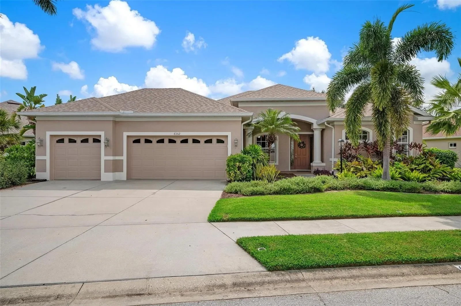 Sarasota Florida home exterior before renovation by Kitt & Kaboodle handyman services
