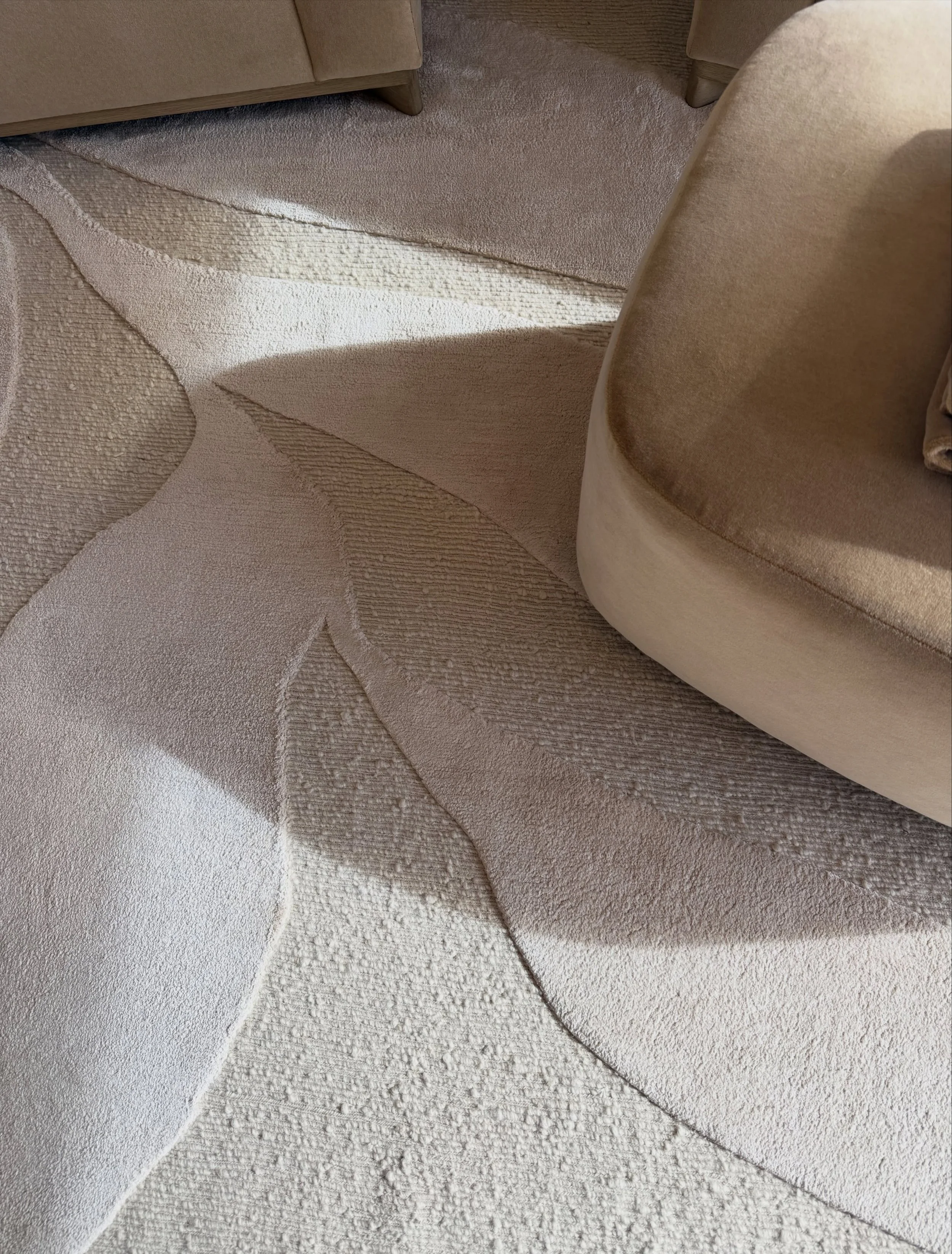 Area rugs can be more than a play on color.. it can be a pattern, it can be a mix of texture. And frankly, it can be all 3! Here&rsquo;s a highlight from KC009 primary bedroom. Something comfy, to drop that kitty on.