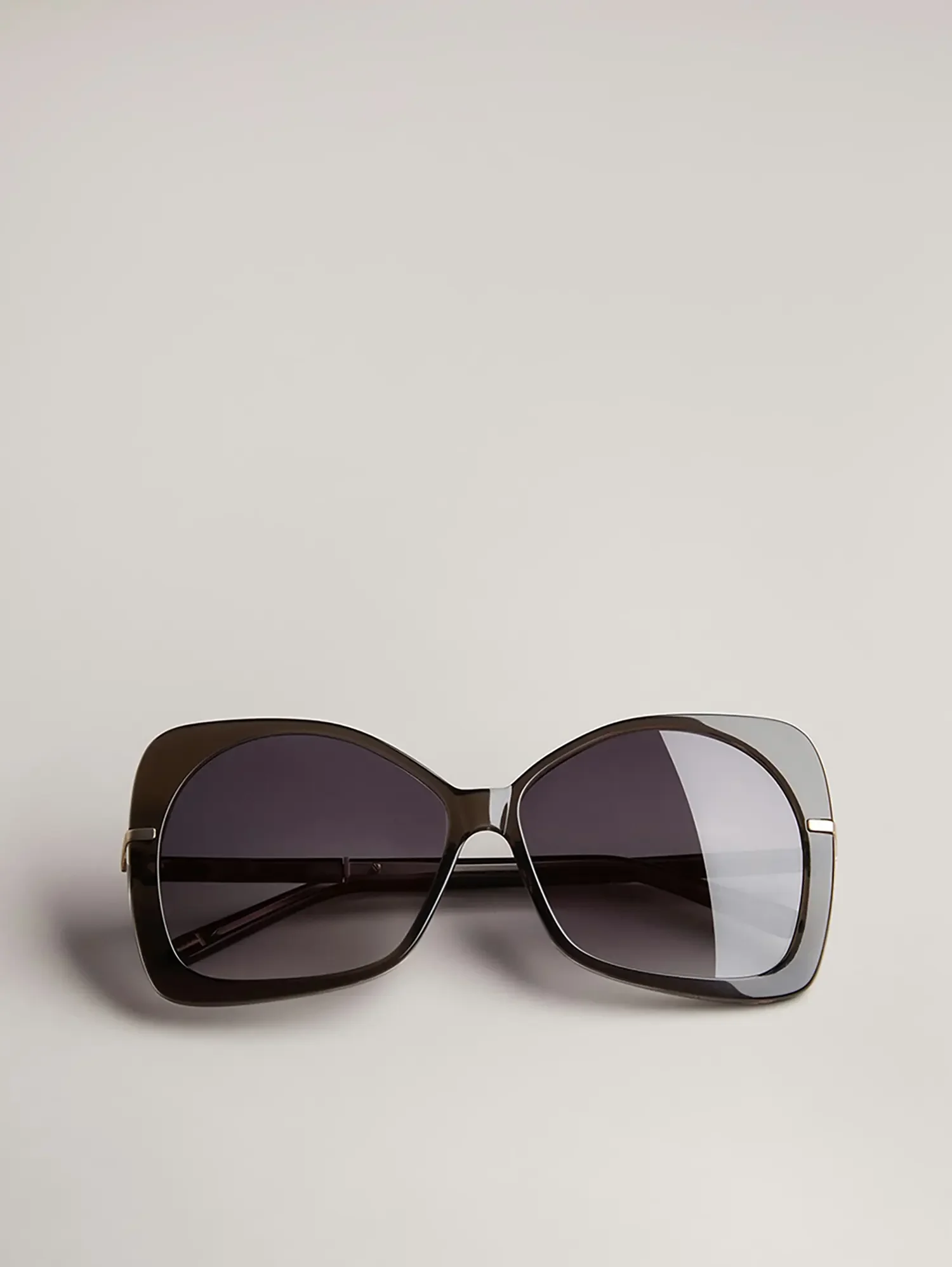 sun-glasses-product-photography-1.webp