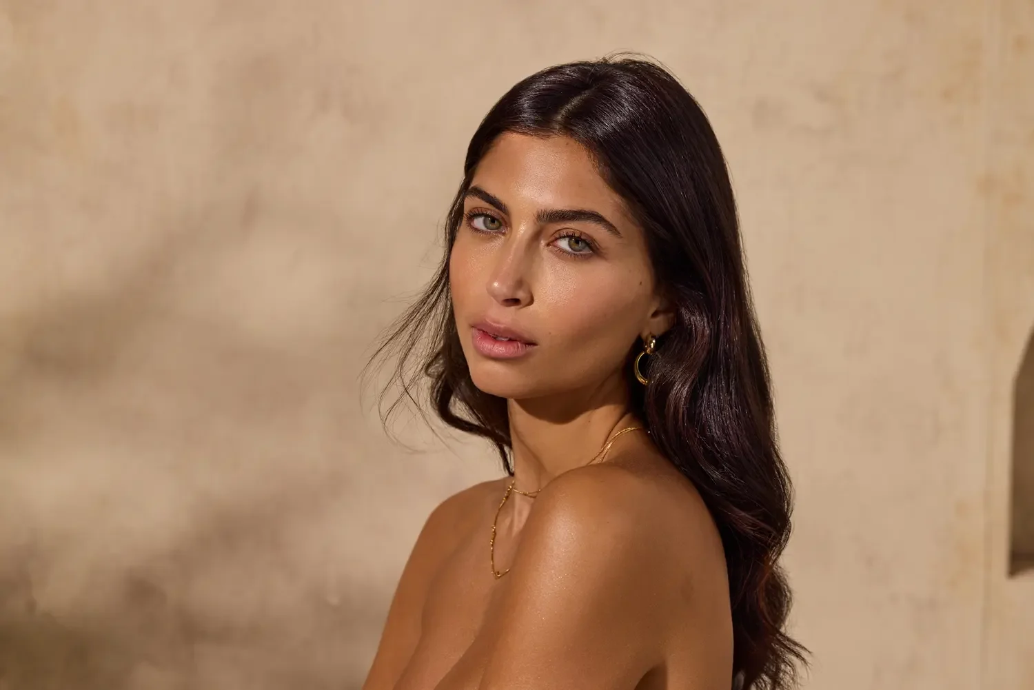 v-skincare-beauty-campaign-model-3.webp