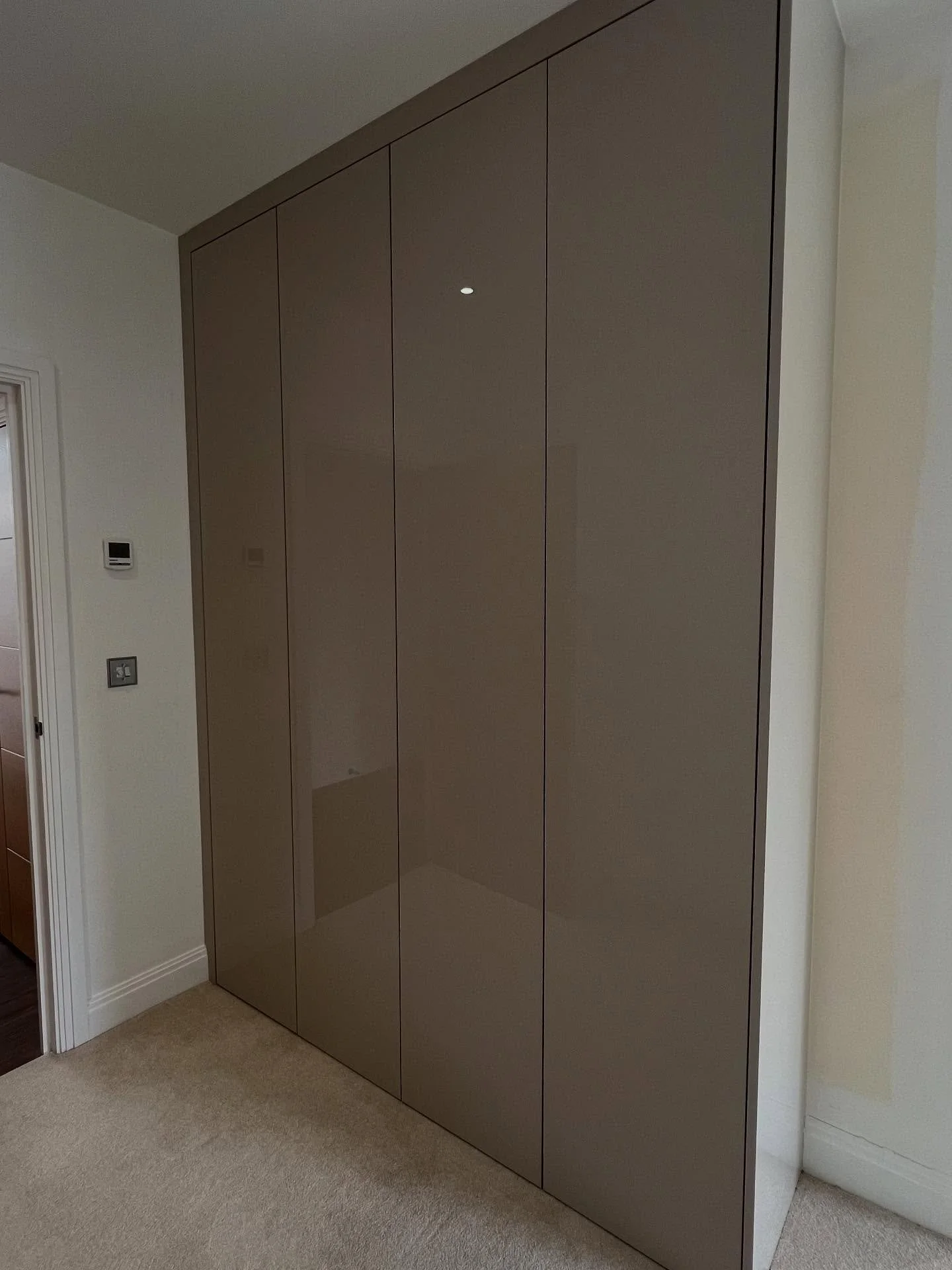 ✨ Bespoke Study Installation ✨

We recently completed this sleek and modern study, crafted with premium materials from Egger.

🔹 Internals: Grey Textile &ndash; subtle, durable, and perfect for a clean, organised space
🔹 Externals: Gloss Cashmere G