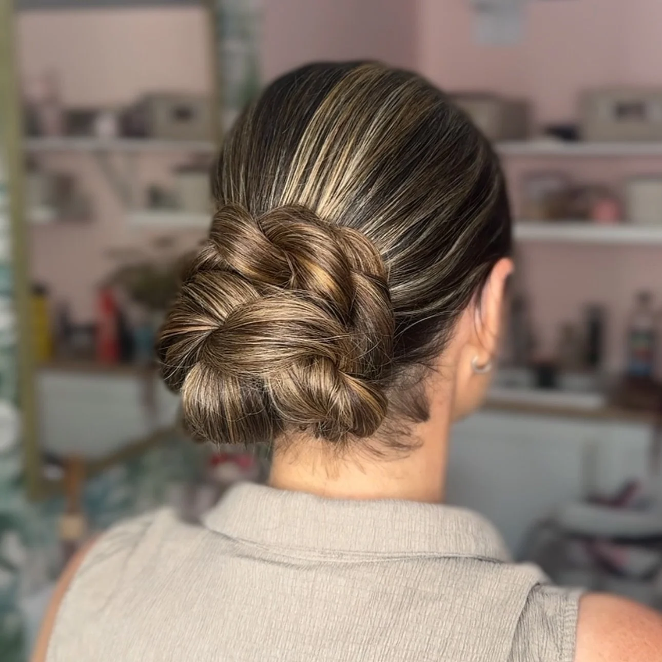 Keeping it classy 🖤

Trying to upload some hidden gems in my camera roll! This hair &amp; makeup was for ascot. Classy, simple and classic! 

It was a hot day so had to make sure my clients hair was out of her way 🖤

#kentmakeupartist #rochestermak