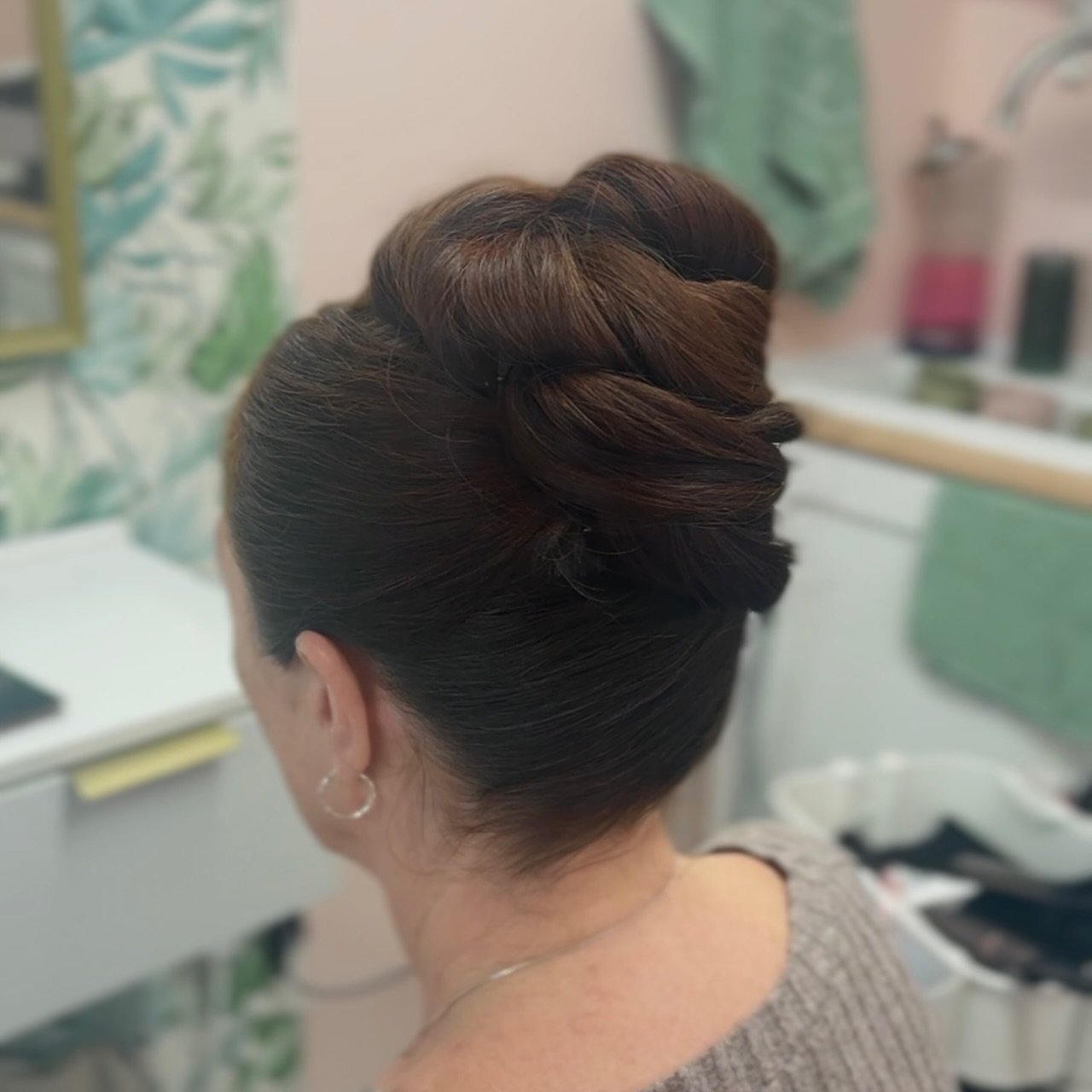 So Classic 🥀

A timeless look! French twists will always be a classic look - perfect for a neat look and getting your hair up and out your way! 

#hairup #motherofthegroom #kenthairstylist #rochester #rochestersalon #frenchtwist #updo