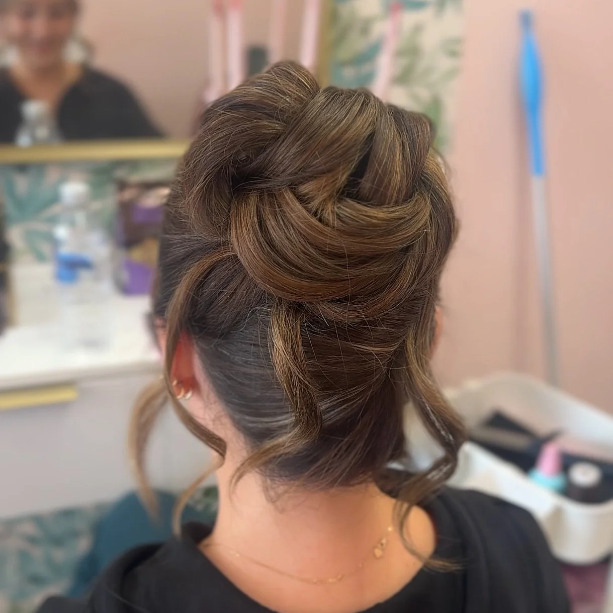 Party Timeeeee 🍾

Hair up means carefree party time!! Your hair is not going anywhere!!

#hairup #updo #kenthairstylist #rochester #rochestersalon