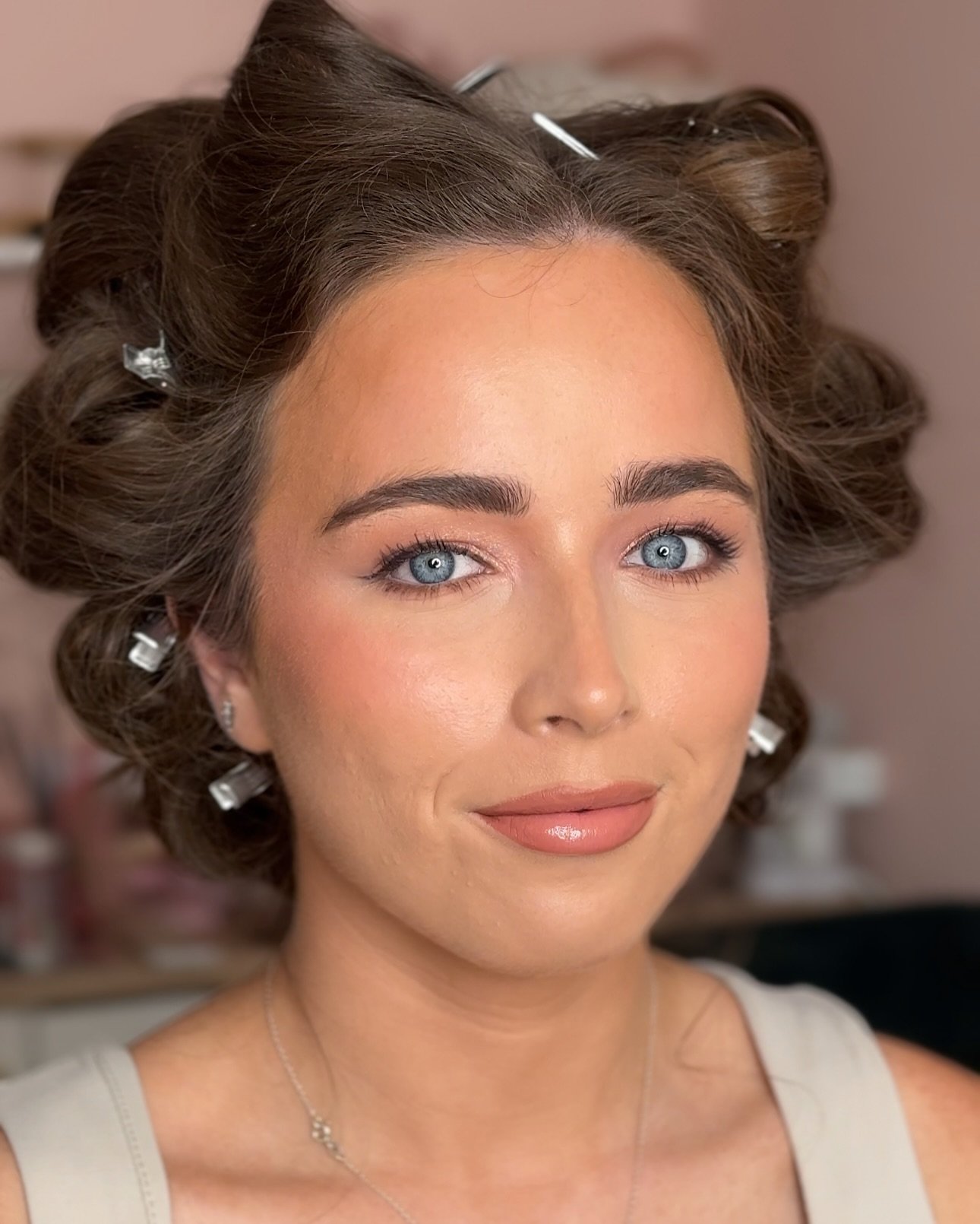 fall in love with this face 🥰

soft pink eyes and big bouncy pink curls, the ultimate duo! Day out or night out ready - without any stress!

#makeup #mua #kentmakeupartist #rochestermakeupartist #softglam #rochester #kent #kentsalon #kentsmallbusine