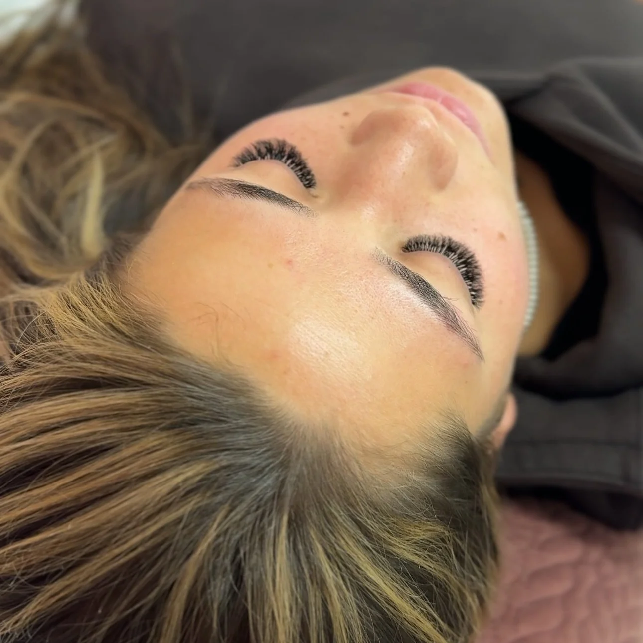 My POV 🤩

This is what a fresh set of doll eye map fluffy hybrids look from where I am sat! 

New set of hybrids using 9-11mm lengths ✨

#lashextensions #lashtech #lashartist #hybridlashes #thelashhause