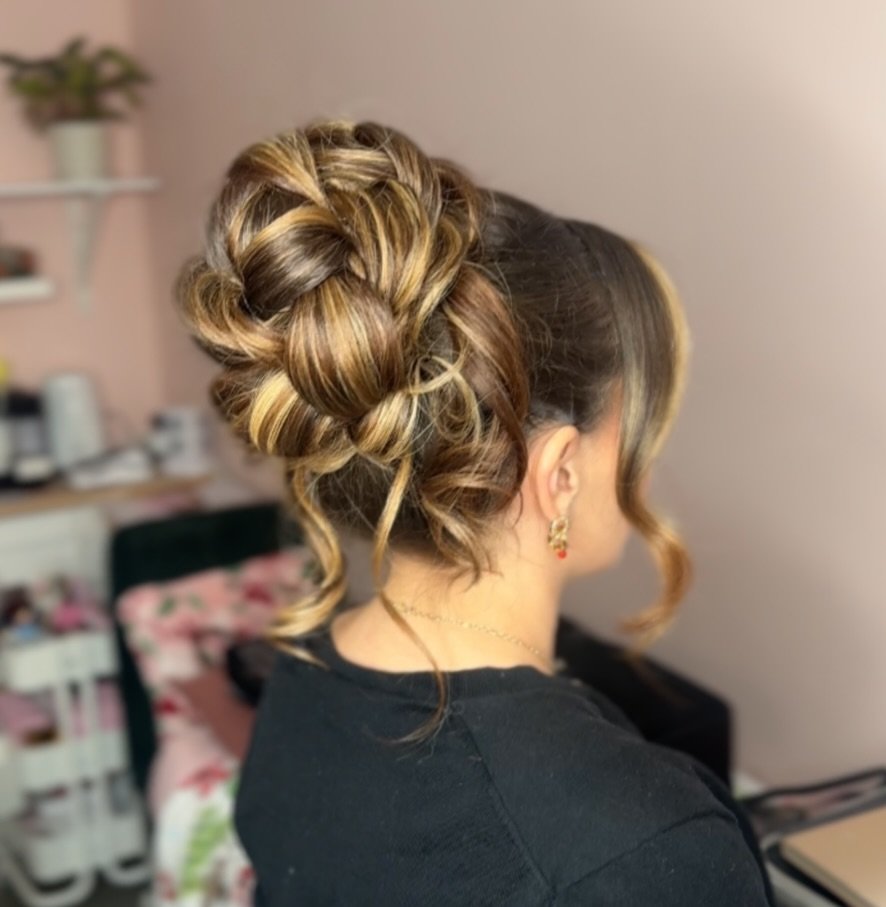 addicted to this updo 💋

love it when you get a text from your client saying it lasted her 3 days!! proof that an updo don&rsquo;t budge! 

Hair ups starting at &pound;45 💗

#hairup #updo #kenthair #kenthairstylist #rochester