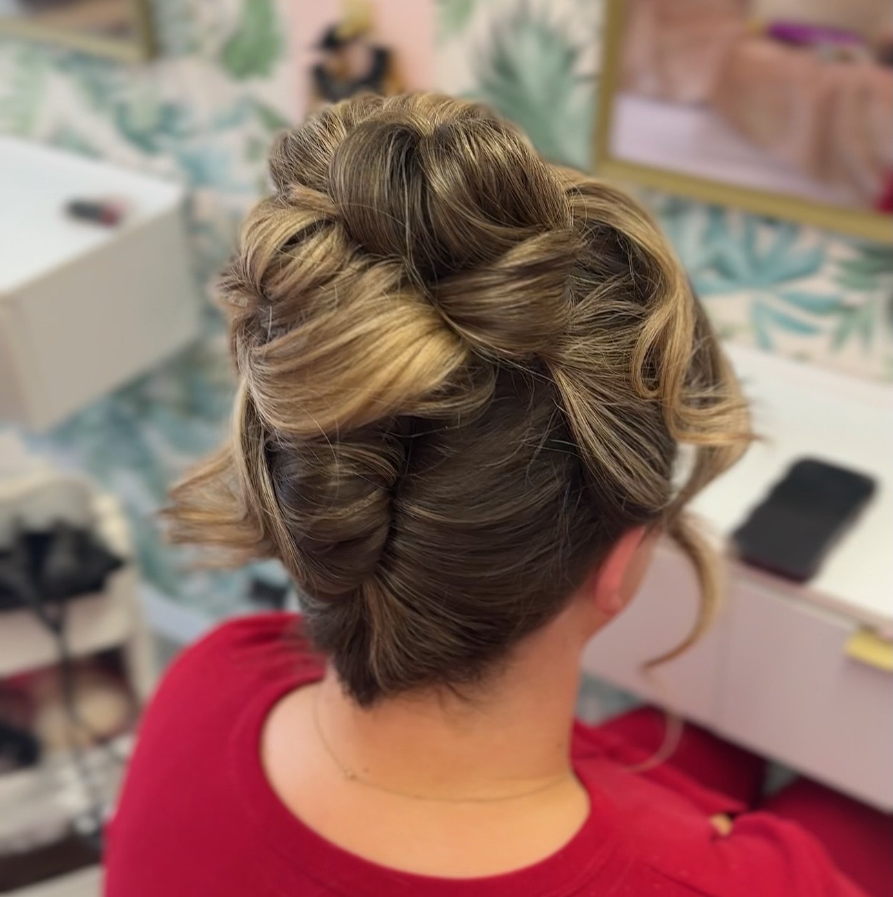 Another day &amp; another romantic updo 🌹

just a classic style, adore this look! always effortless glam ✨

perfect for any celebration!

#rochestersalon #hairup #kenthair #rochester #hairupdo