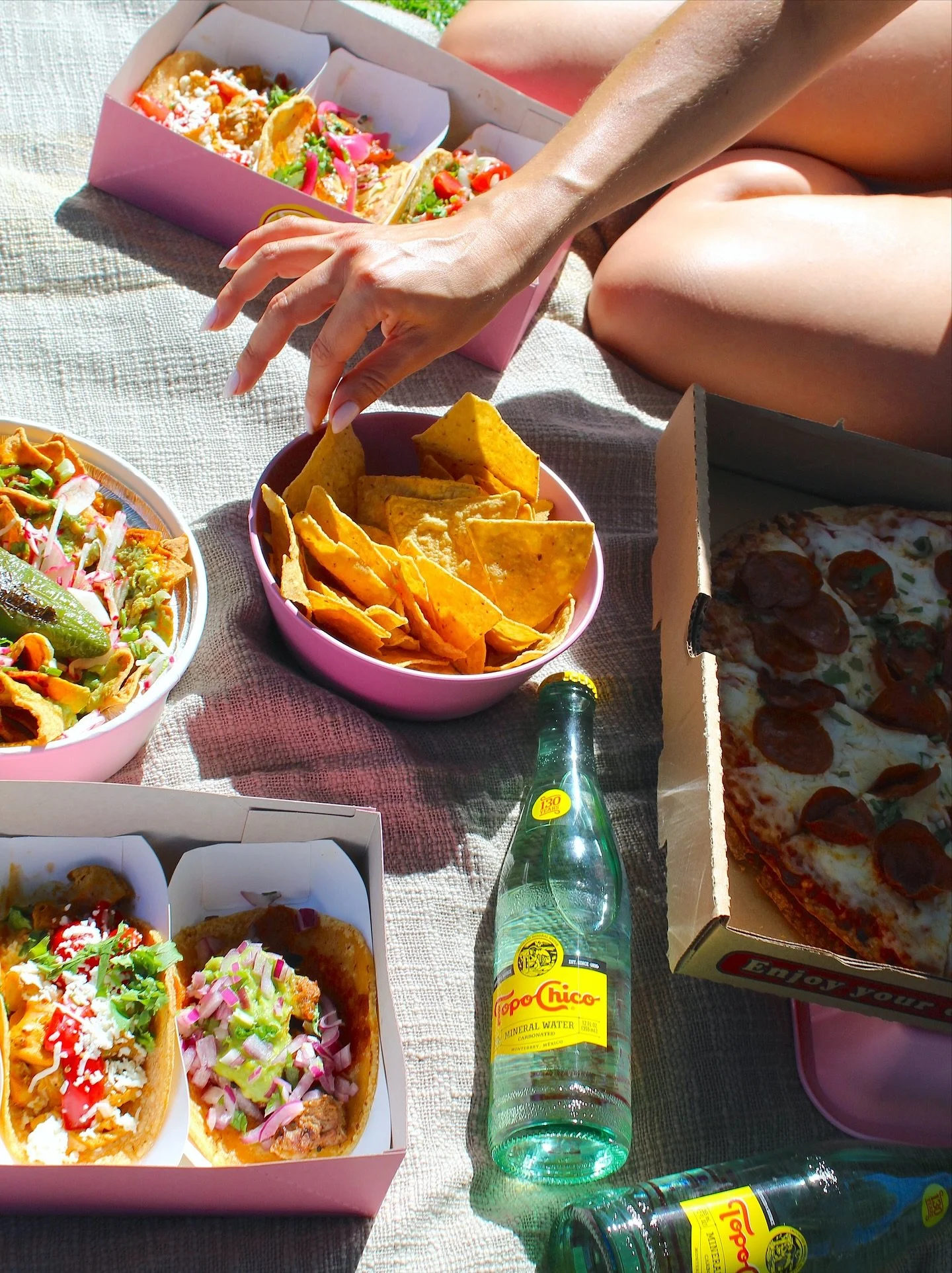 It&rsquo;s dinner time&hellip; and you know you want some of what I&rsquo;ve got 😏✨ Cravings? I&rsquo;m here to fill &lsquo;em. 

Order your Chicas fix or pull up inside All Season Brewing, either way, you&rsquo;re in for a good time 🌮💕

Ordering 