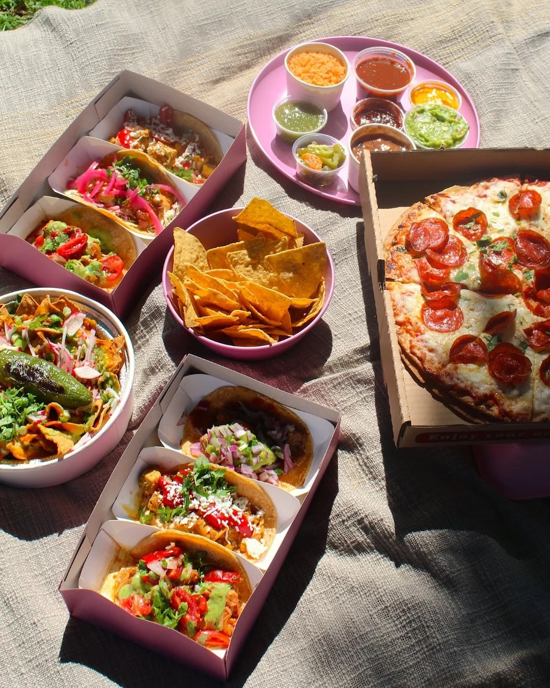 LA is warm again ☀️🌮 and honestly&hellip; what&rsquo;s your excuse? 😌

Chicas is ready to meet you wherever you are. 
Picnic in the sun, rooftop hangs, or grubbing at home with friends 💕 
Tacos, wings, dips&hellip; the perfect spread for perfect w