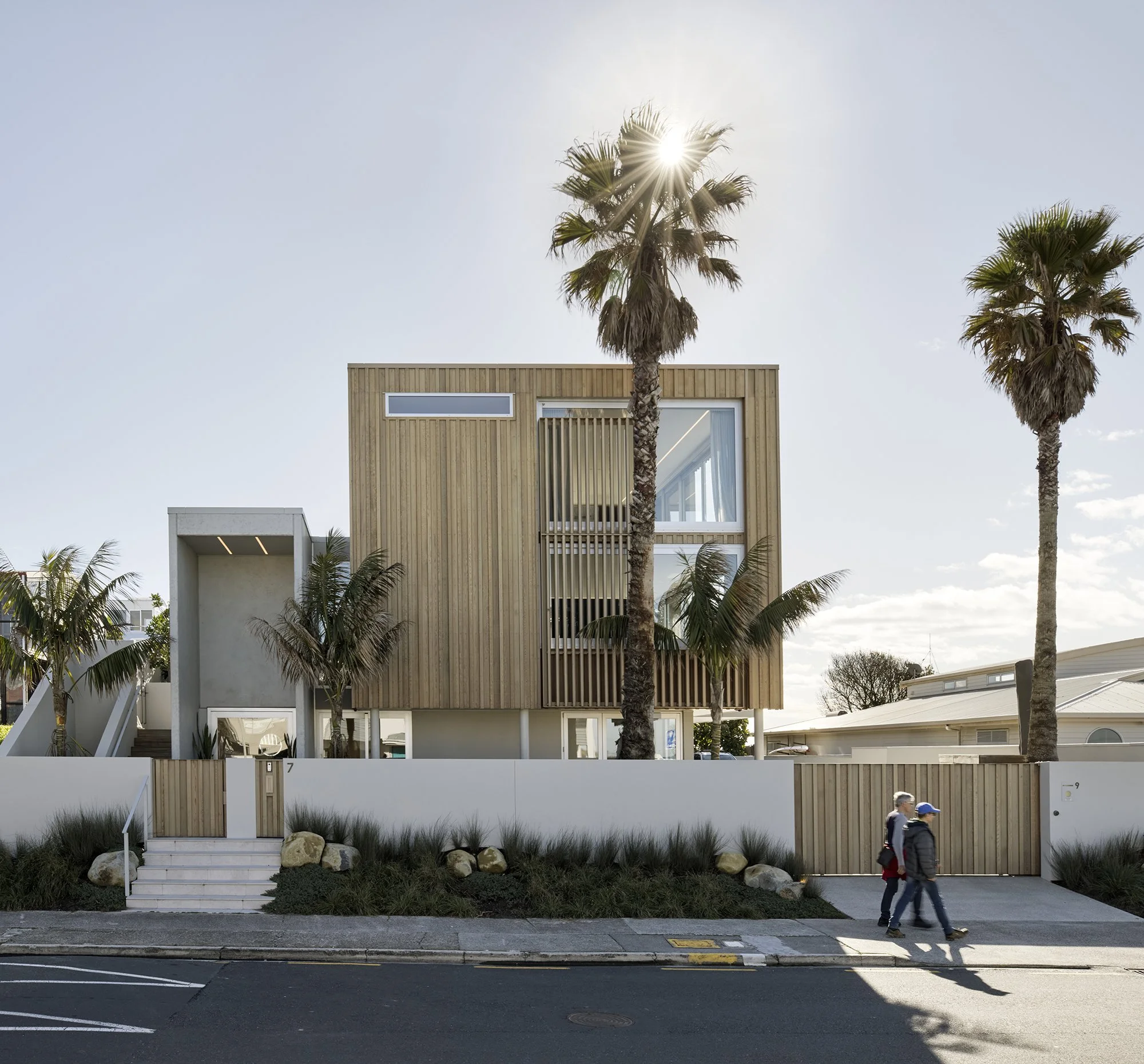 Roadside facade of Surf’s Edge Tauranga home featuring contemporary coastal design