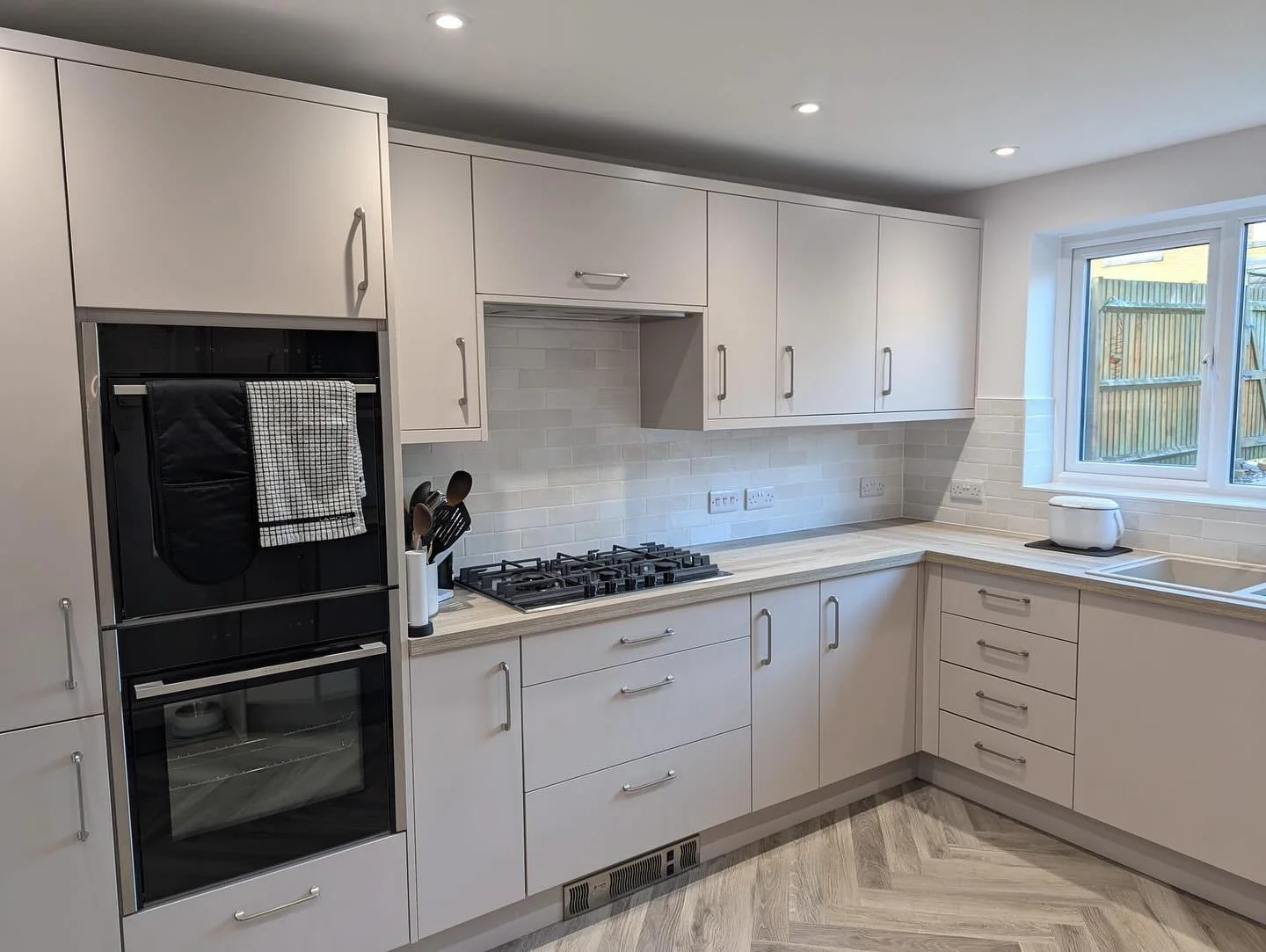 *Scroll across* Beautiful kitchen and utility project completed by Aquarius, a stunning choice of products chosen, TKC Vivo Cashmere Matt doors, complimented by brushed nickel bar handles &amp; Spectra square edged oak effect work surface #kitchen #k
