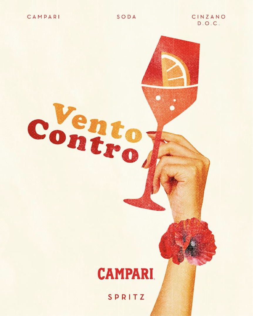 Illustrazione di una mano che tiene un bicchiere di cocktail con una fetta di limone, accanto al testo 'Vento Contro' e le parole 'Campari', 'Spritz', e 'Cinzano D.O.C.' in cima.