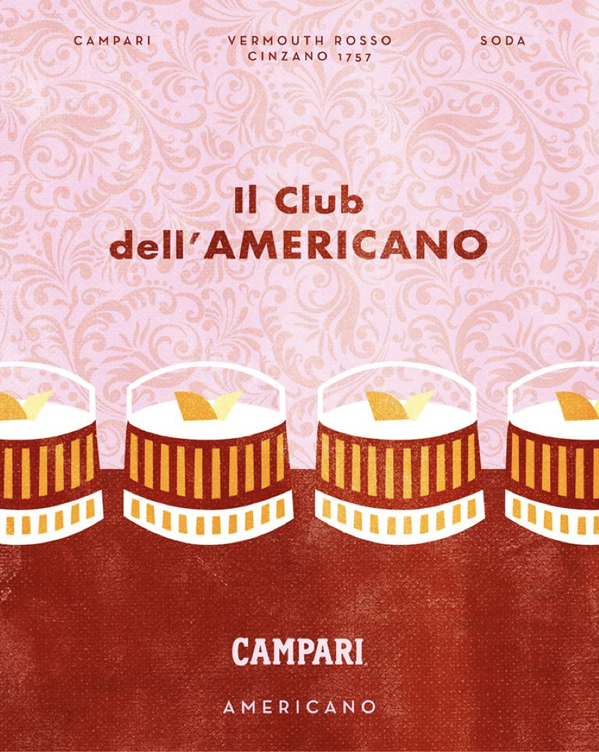 Immagine di una copertina di una rivista o poster con sfondo rosa con motivi floreali. In cima, scritto in rosso, ci sono i nomi 'Campari', 'Vermouth Rosso Cinzano 1757' e 'Soda'. Al centro, in rosso scuro, c'è il testo 'Il Club dell'AMERICANO'. In basso, ci sono quattro bicchieri con drink, decorati con una fetta di agrume. Sotto, il marchio 'Campari' e la parola 'Americano'.