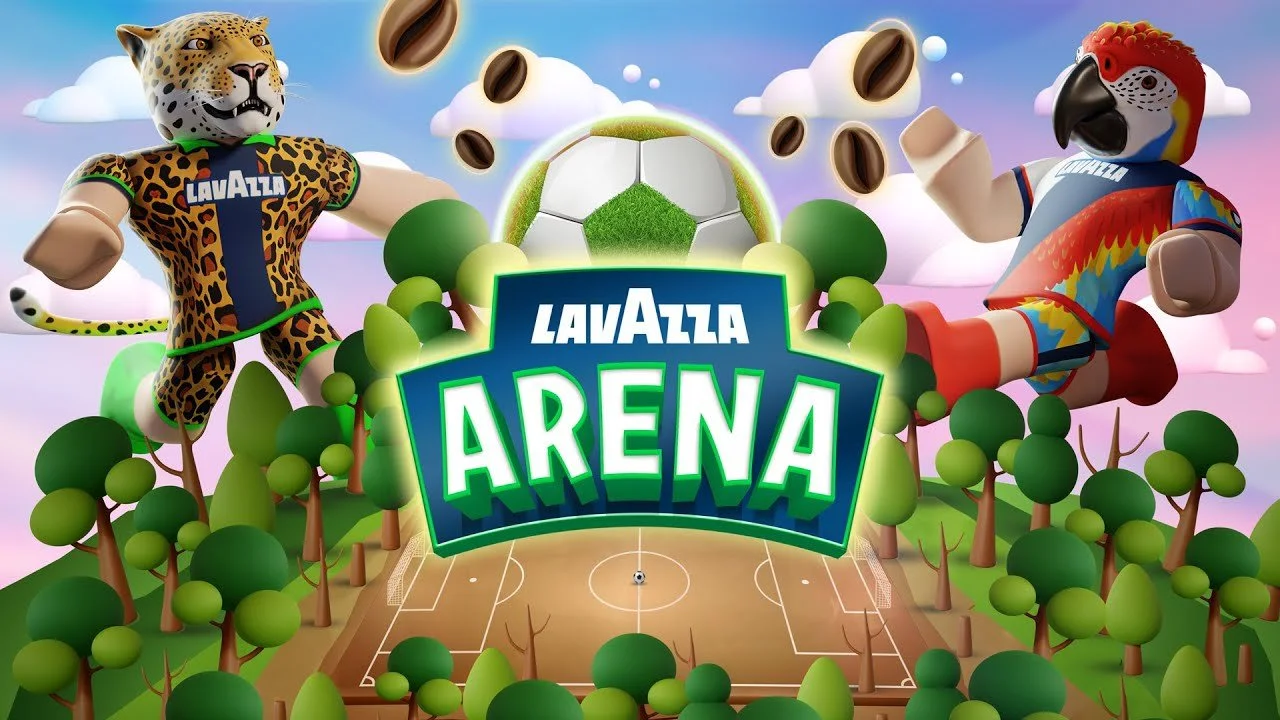 Locandina di un evento che mostra un leopardo e un tucano con abbigliamento sportivo, un campo da calcio, e il logo 'Lavazza Arena', con un cielo con nuvole rosa e blu, e numerosi alberi verdi.