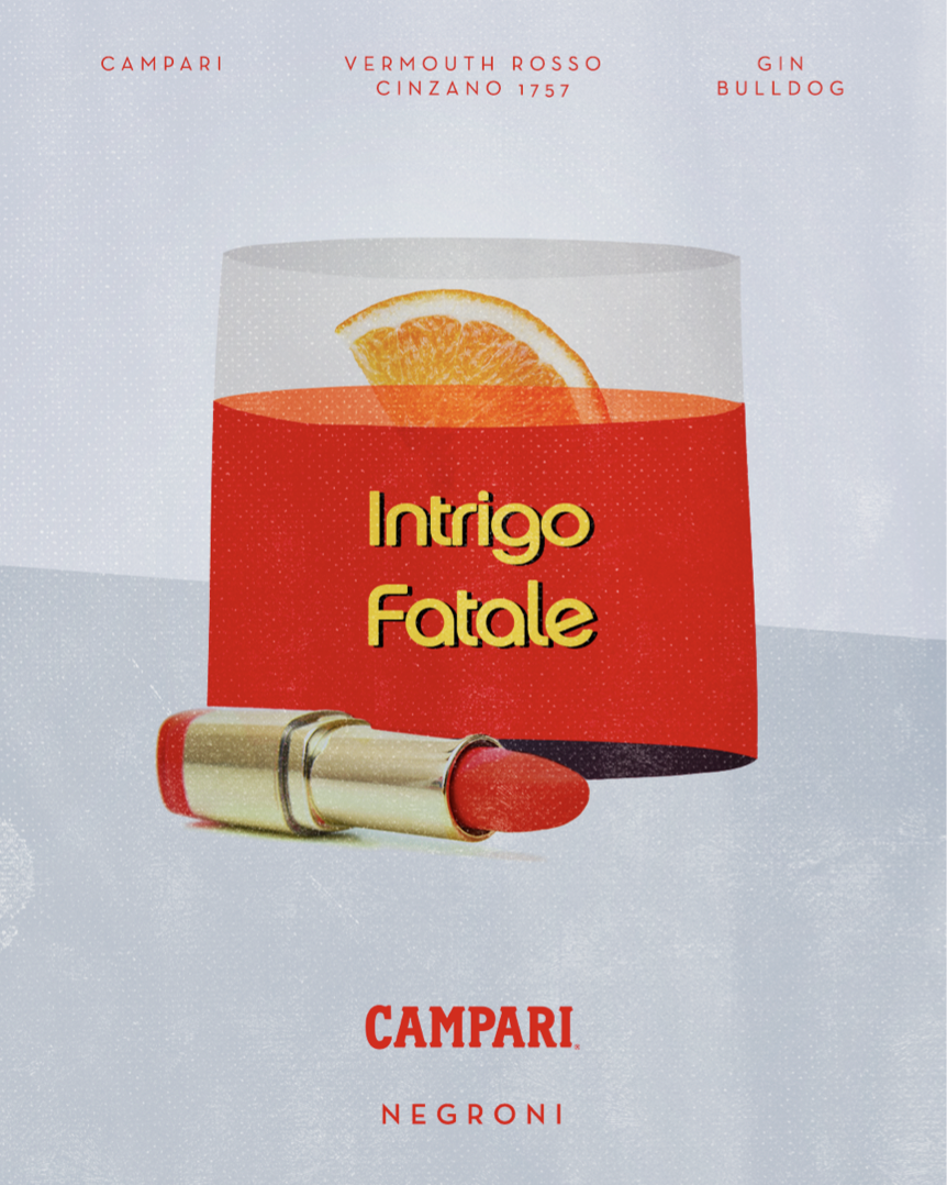 Un'illustrazione di un cocktail rosso con una fetta di arancia, un rossetto rosso e un'etichetta con scritte nere. Altoparlante con scritte dei vini e alcolici: Campari, Vermouth Rosso Cinzano 1757, Gin Bulldog, e un testo promozionale: Intrigo Fatale, Coca-Cola, Negroni.