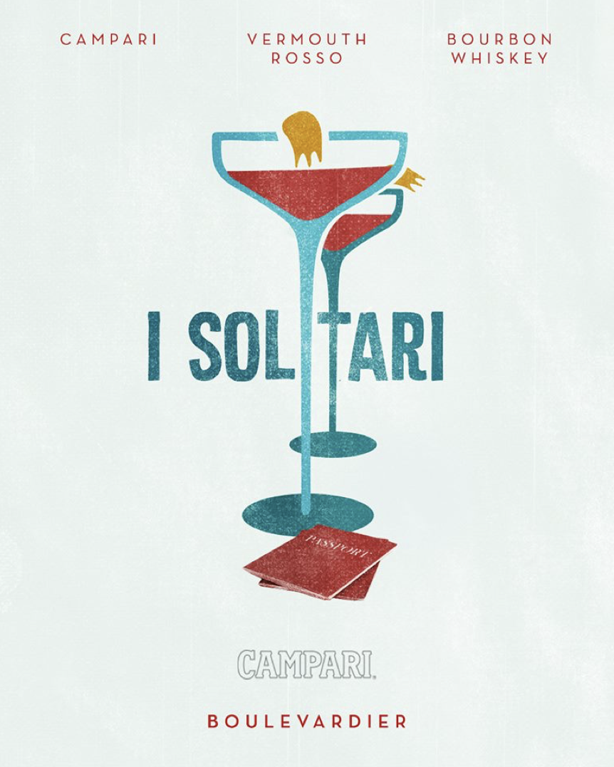 Poster pubblicitario con due cocktail e un passaporto, con testo "I SOLTARI" e i nomi di tre tipici cocktail: Campari, Vermouth Rosso e Bourbon Whiskey. La parola "Campari" e "Boulevardier" sono in evidenza, e i cocktail sono raffigurati come bicchieri con un'illusione di spillare un cocktail da ciascuno, con un passaporto sotto.