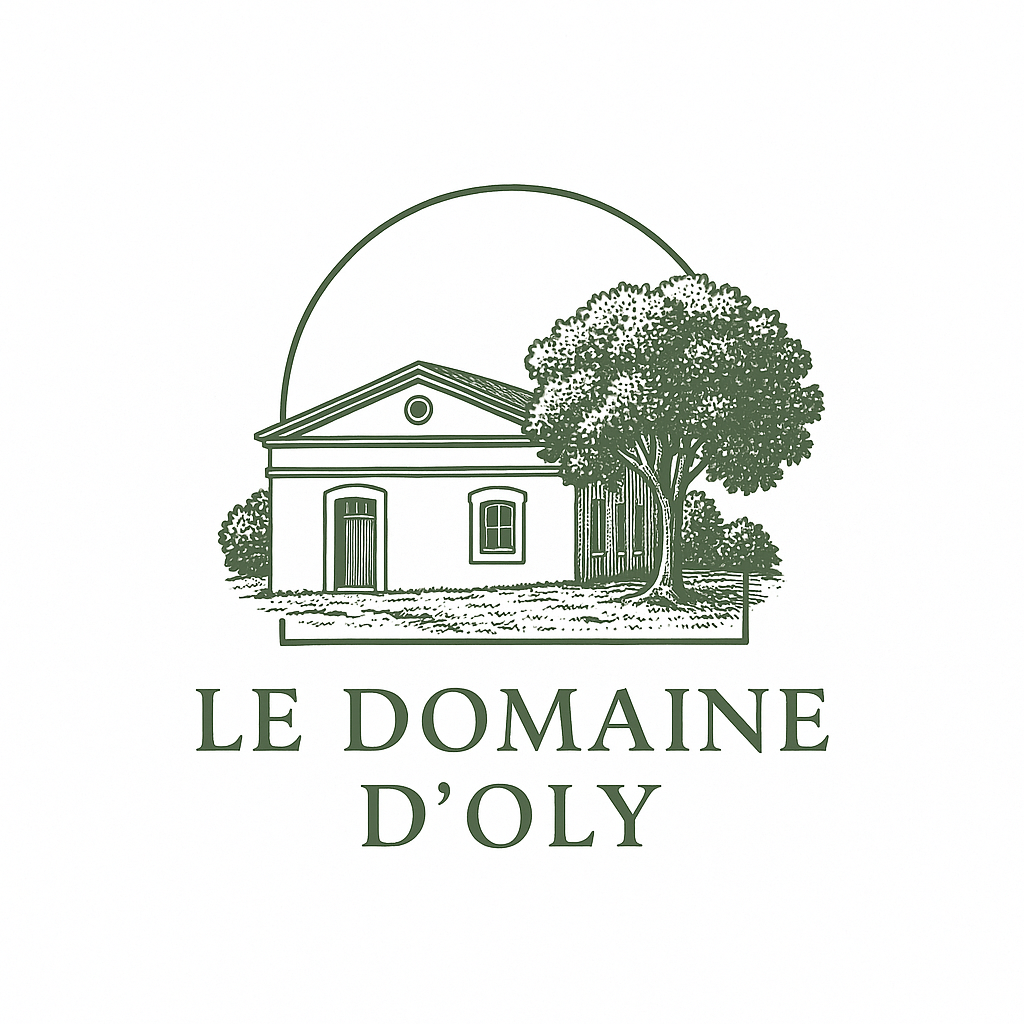 Logo de 'Le Domaine d'Oly' représentant une maison avec un arbre à côté, entourée d'un cercle, avec le nom écrit en dessous.