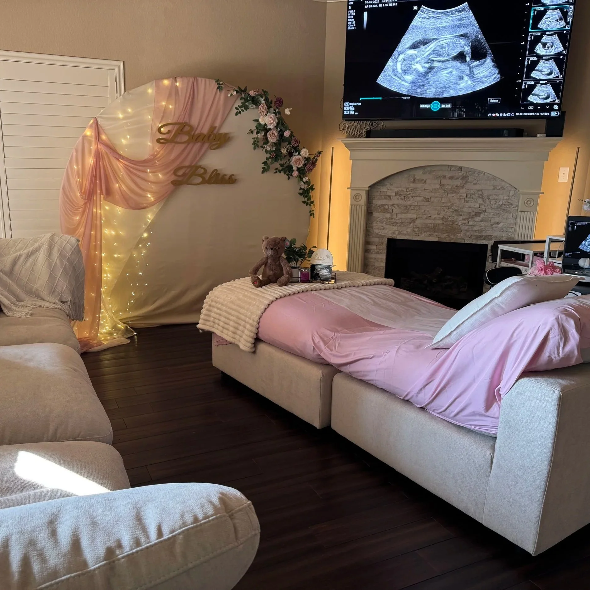 Private 3D/4D ultrasound studio room in Houston TX with seating for families - Baby Bliss Ultrasound
