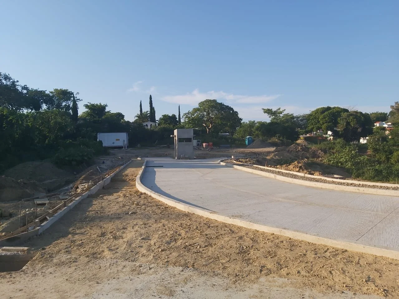 Desarrollamos infraestructura para proyectos residenciales, comerciales e industriales, integrando vialidades, redes de servicios y obras complementarias.