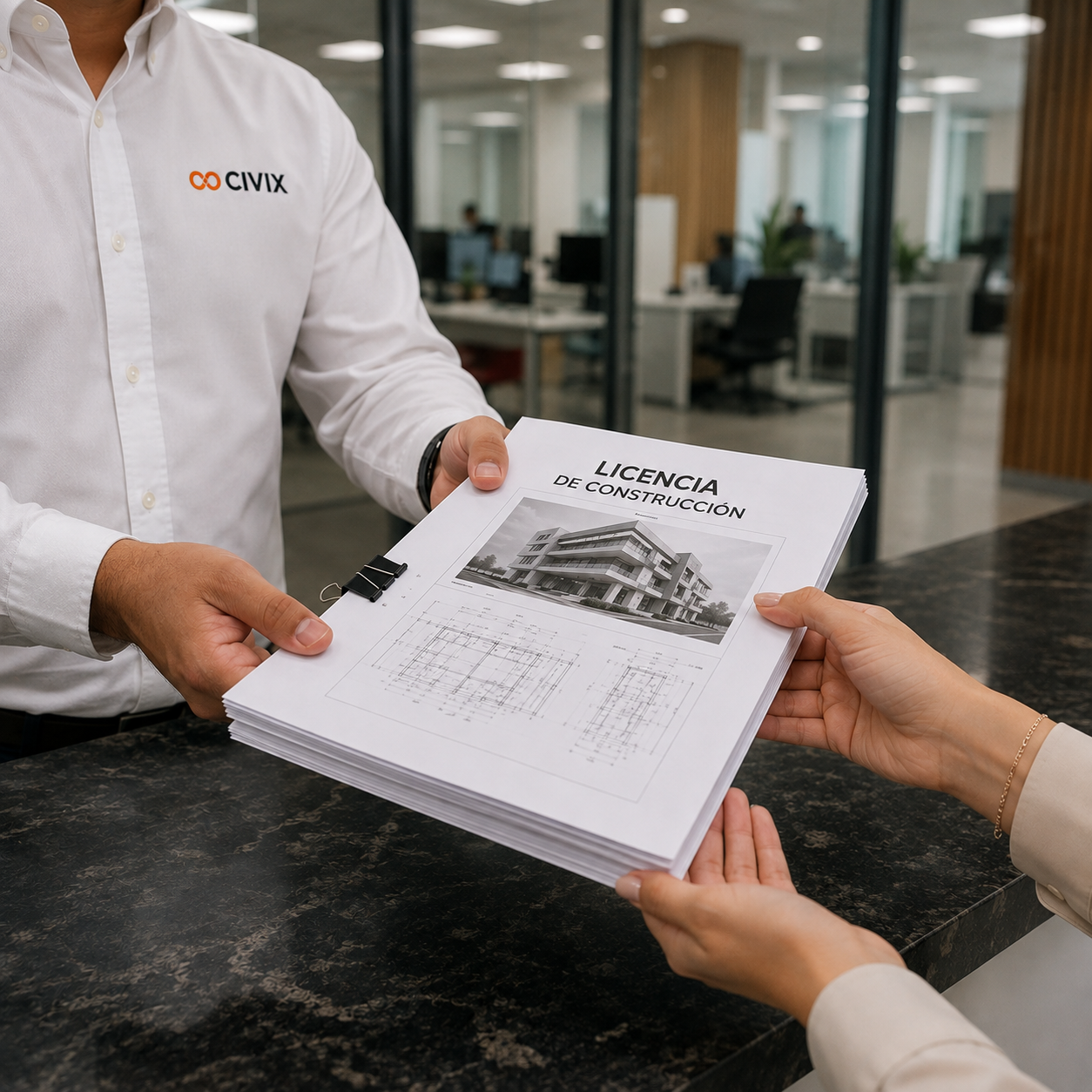 Persona recibe un documento titulado 'Licencia de Construcción' con una imagen de un edificio moderno, en una oficina moderna con vidrio y espacio de trabajo.