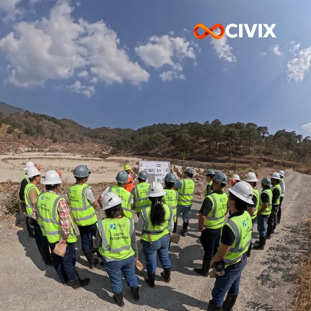 Grupo de personas con chalecos y cascos de protección en un sitio de construcción, observando un cartel informativo, con montañas y cielo con nubes al fondo y el logotipo de CIVIX en la esquina superior derecha.