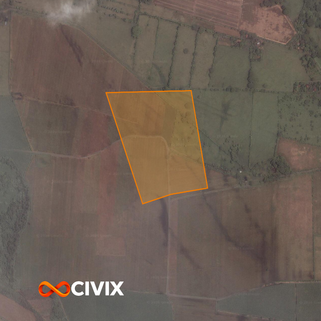 Mapa satelital de un terreno rural con parcelas delimitadas. La parcela que se destaca está marcada con línea naranja y tiene áreas de cultivo y caminos internos.