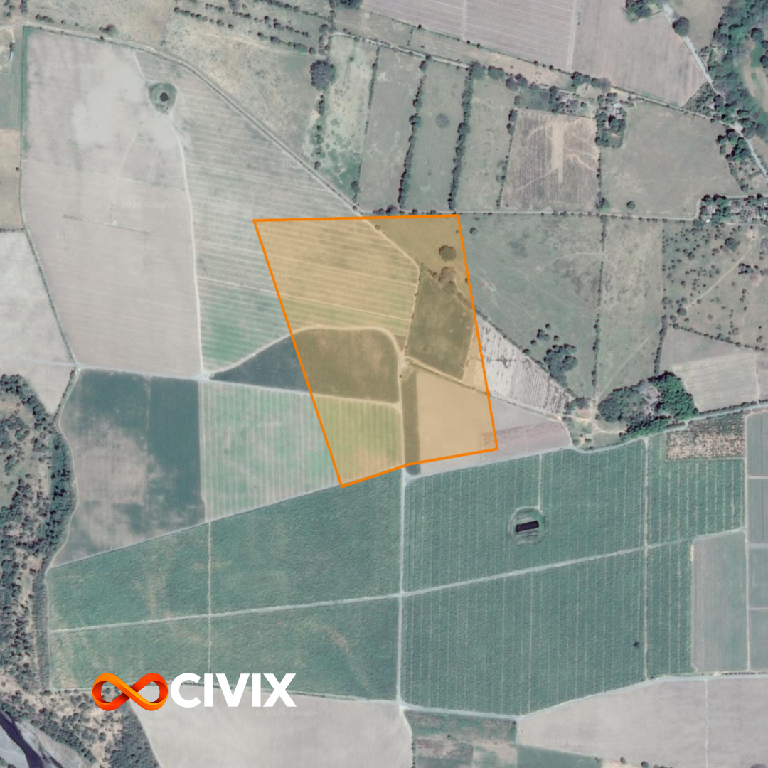 Mapa aéreo que muestra parcelas de tierra delimitadas con líneas y una área resaltada en naranja