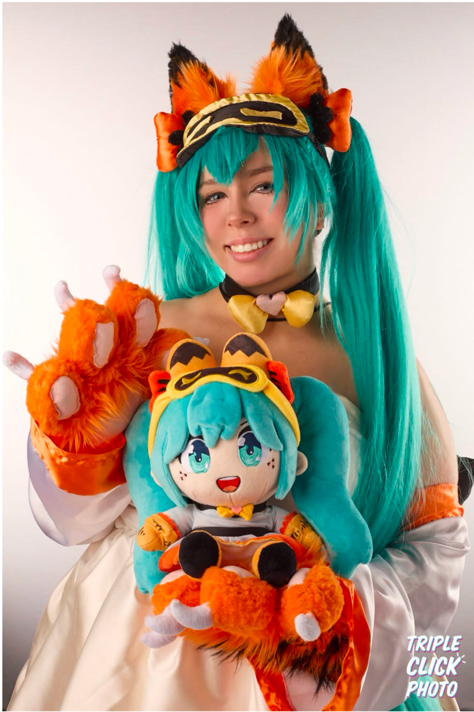 Another one of my favorite, and most complicated cosplays to date! This costume is based off of a figurine made by YouTooz. I patterned the dress, tail, bow, and sleep mask myself!. The pattern on the tail and paws are Hand stitched!
Photo taken by: