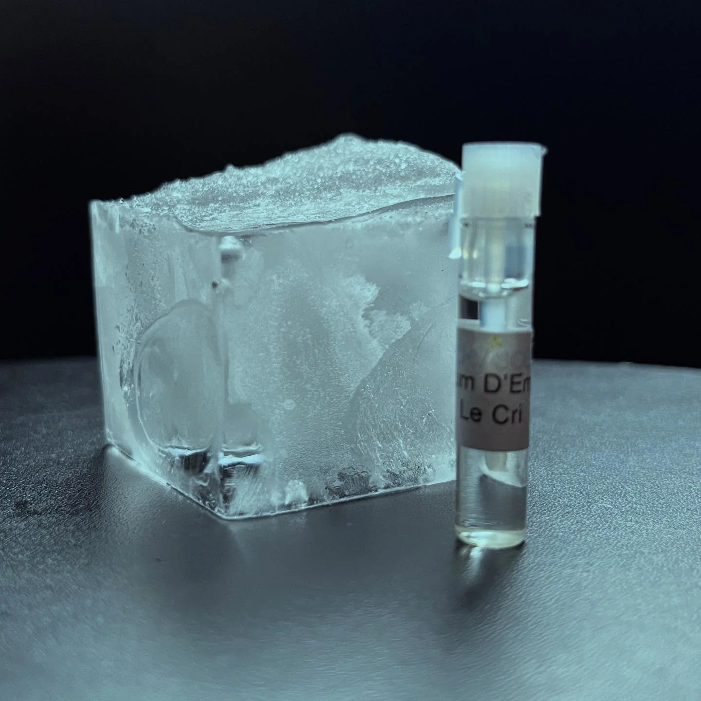 #Nosevember 25. Cool
Le Cri by Parfum d&rsquo;Empire (2017)
Perfumer: Marc-Antoine Corticchiato 

Peppery, waxy iris into a dewy, almost peony-like rose. Incense and ambrette musk. If this is a scream, it&rsquo;s a distant scream. Melancholic. Cold (