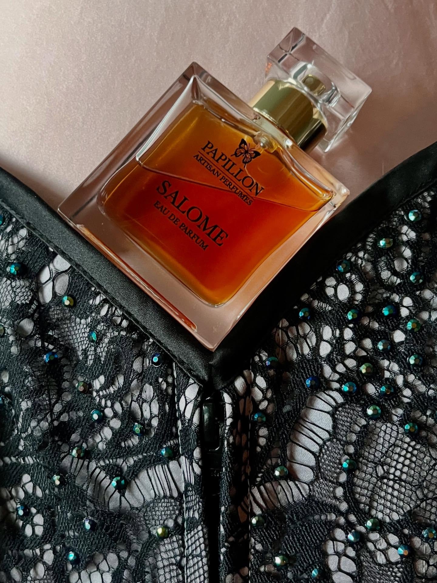 #Nosevember 23. Glamour 
Salome by Papillon Artisan Perfumes (2015)
Perfumer: Liz Moores 

Perfumer Liz Moores was inspired by a photo of a 1920s burlesque dancer in her home when creating this vintage style chypre fragrance. Those prepared to dance 