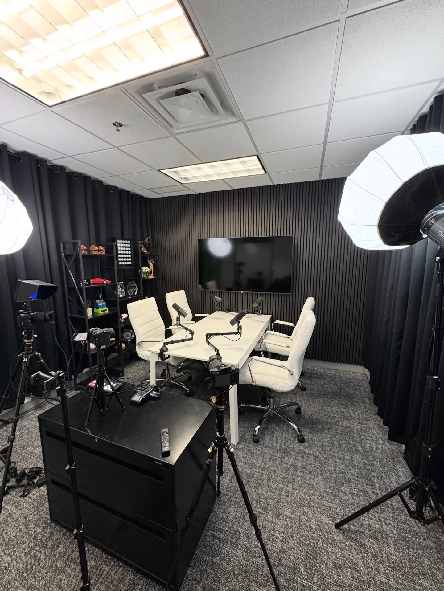🎙️ Bring your podcast studio to life.
Clean lines. Controlled sound. A bold, professional backdrop that looks as good on camera as it sounds in the room. Our acoustic slat wall panels are a favorite for podcast studios, content rooms, and production