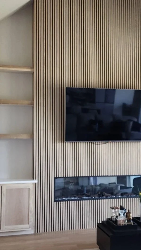 03-light-oak-slat-wall-tv-accent-wall-fireplace-phoenix.jpg