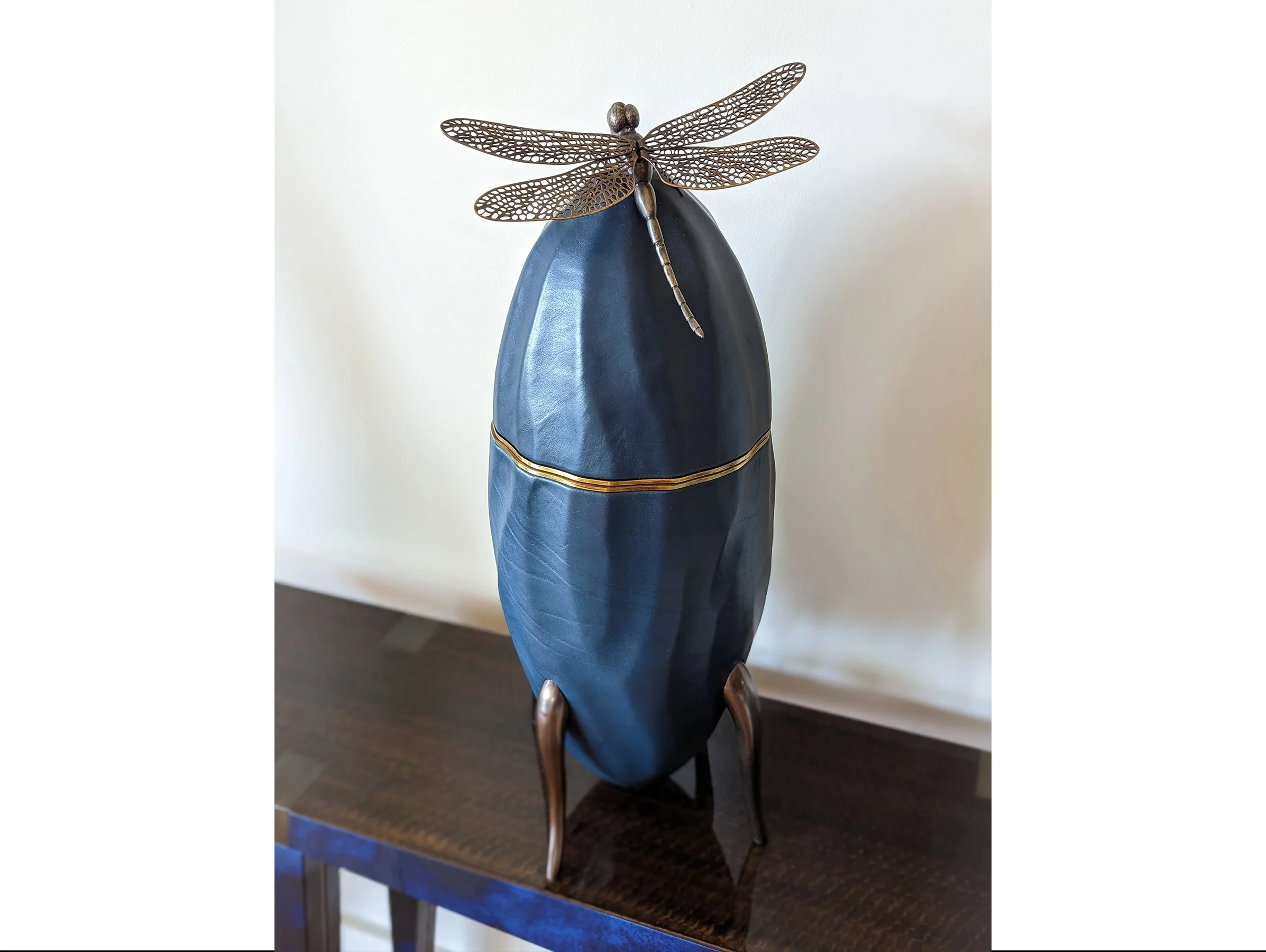 dragonfly-champagne-cooler-blue-leather-750ml  (9) Phone.jpg