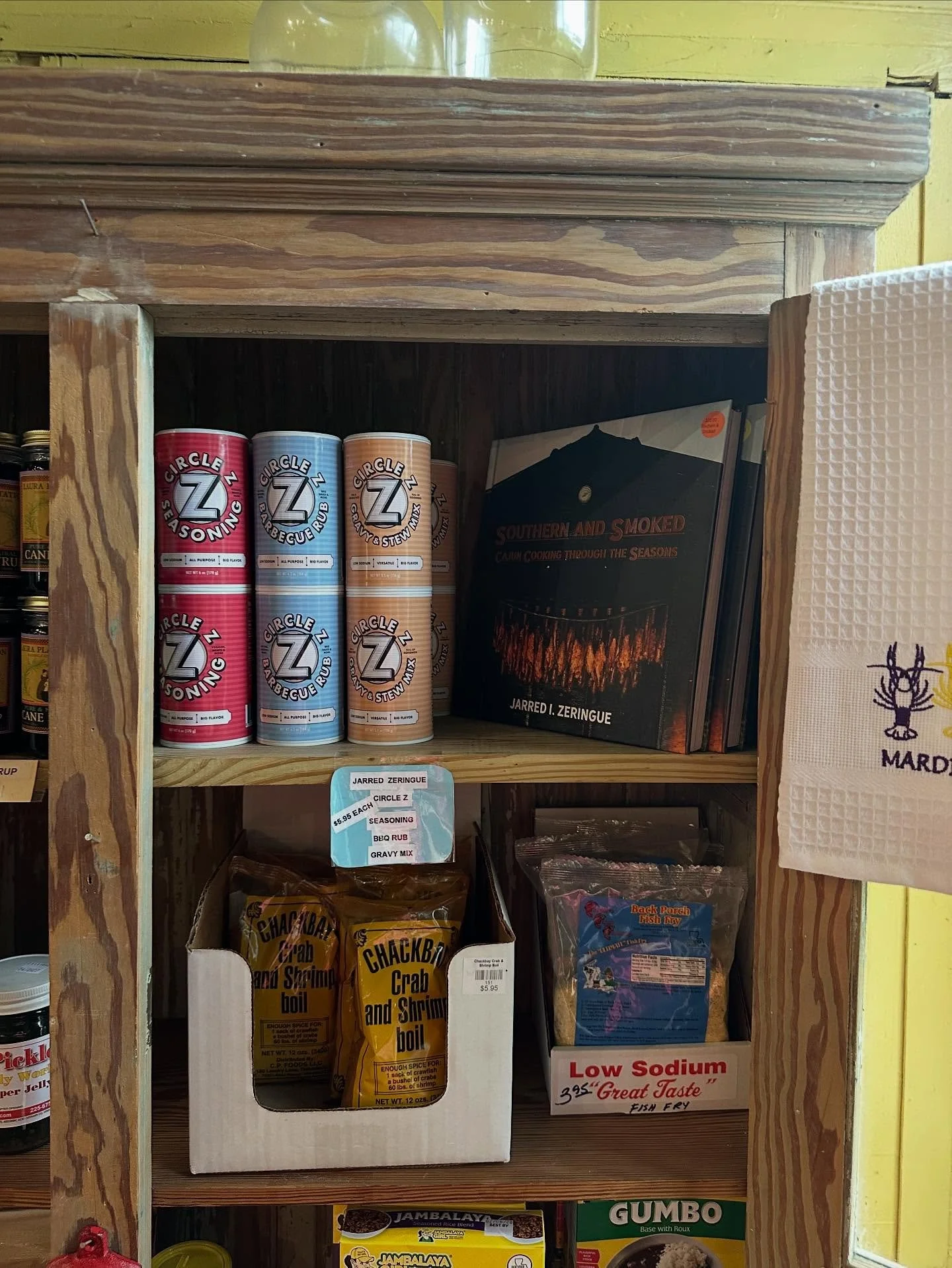 When you go to @lauraplantation for a tour be sure to stop by the gift shop for some @circlezfoods products and a copy of @southernandsmoked cookbook to take home a piece of the @lariverparishes.  #circlezfoods #lariverparishes #southernandsmoked #la