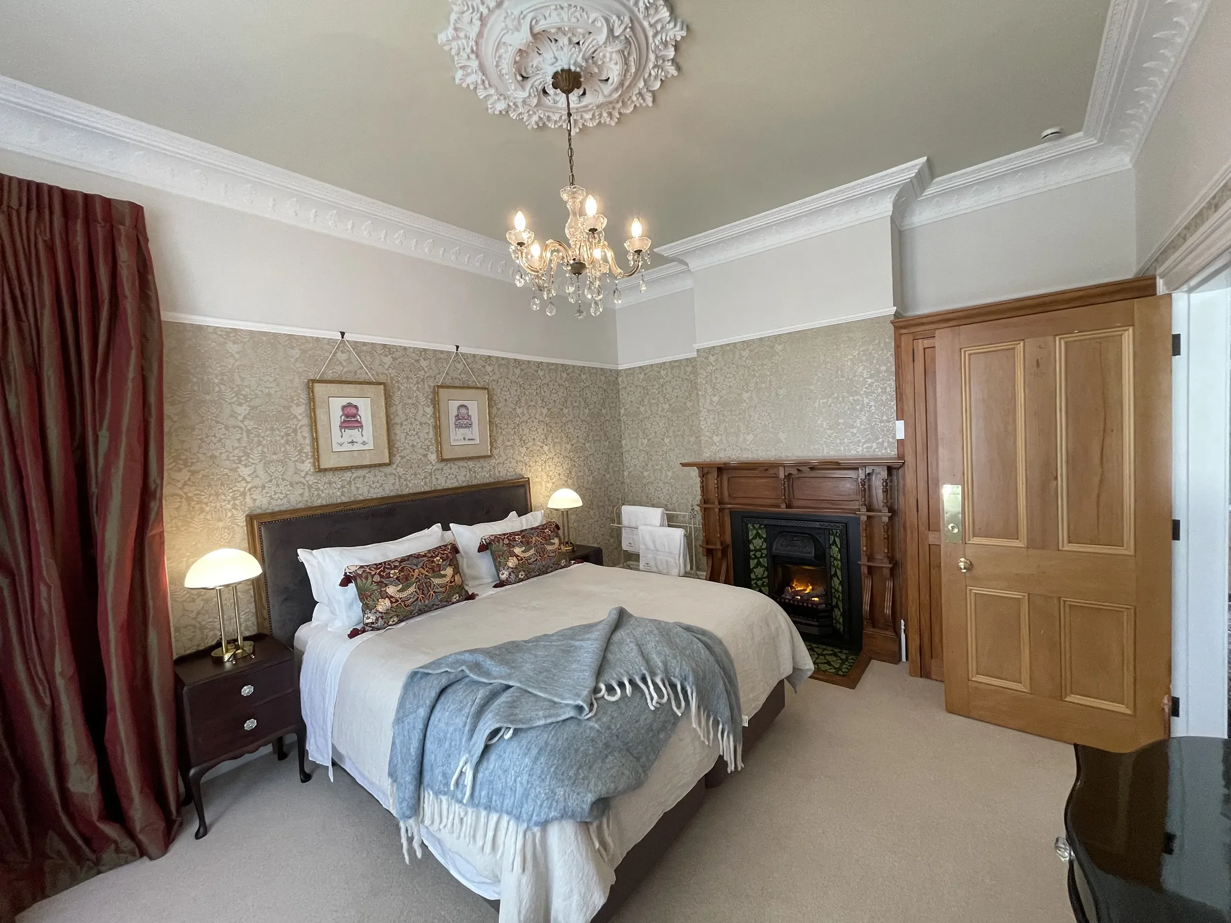 plane-tree-villa-bed-breakfast-boutique-accommodation-christchurch-01.webp