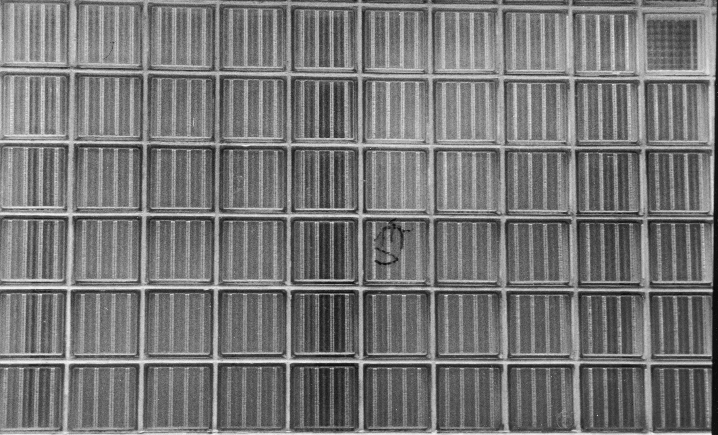 UNIQUE  (SHOT ON 35mm FILM) 