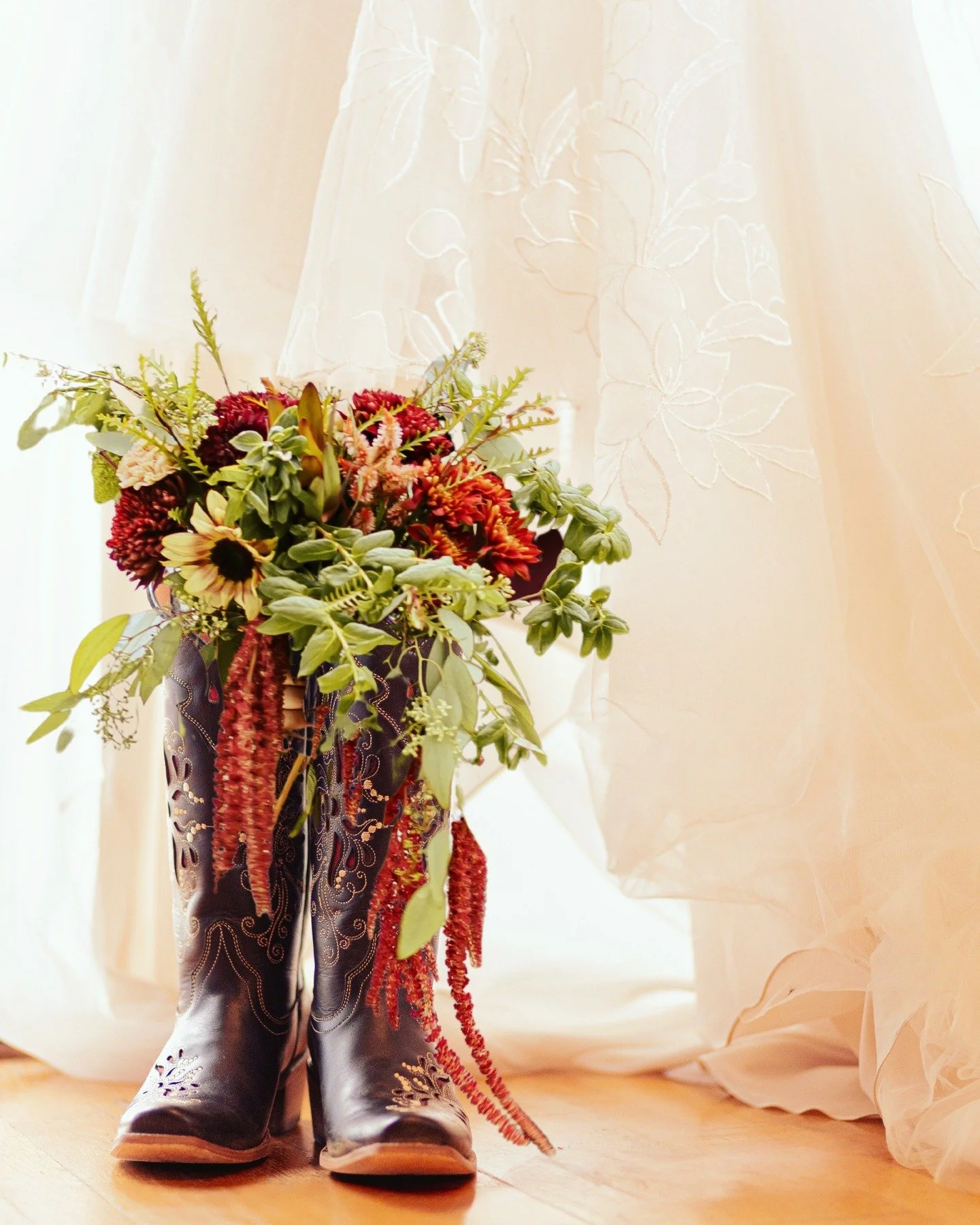 A Prescott AZ wedding with edge and energy. Fall color in full expression, cowboy boots on the dance floor, and burgundy florals that kept everything grounded and bold.

Explore more from this day on our site.

#PrescottAZWedding 
#NorthernAZWedding
