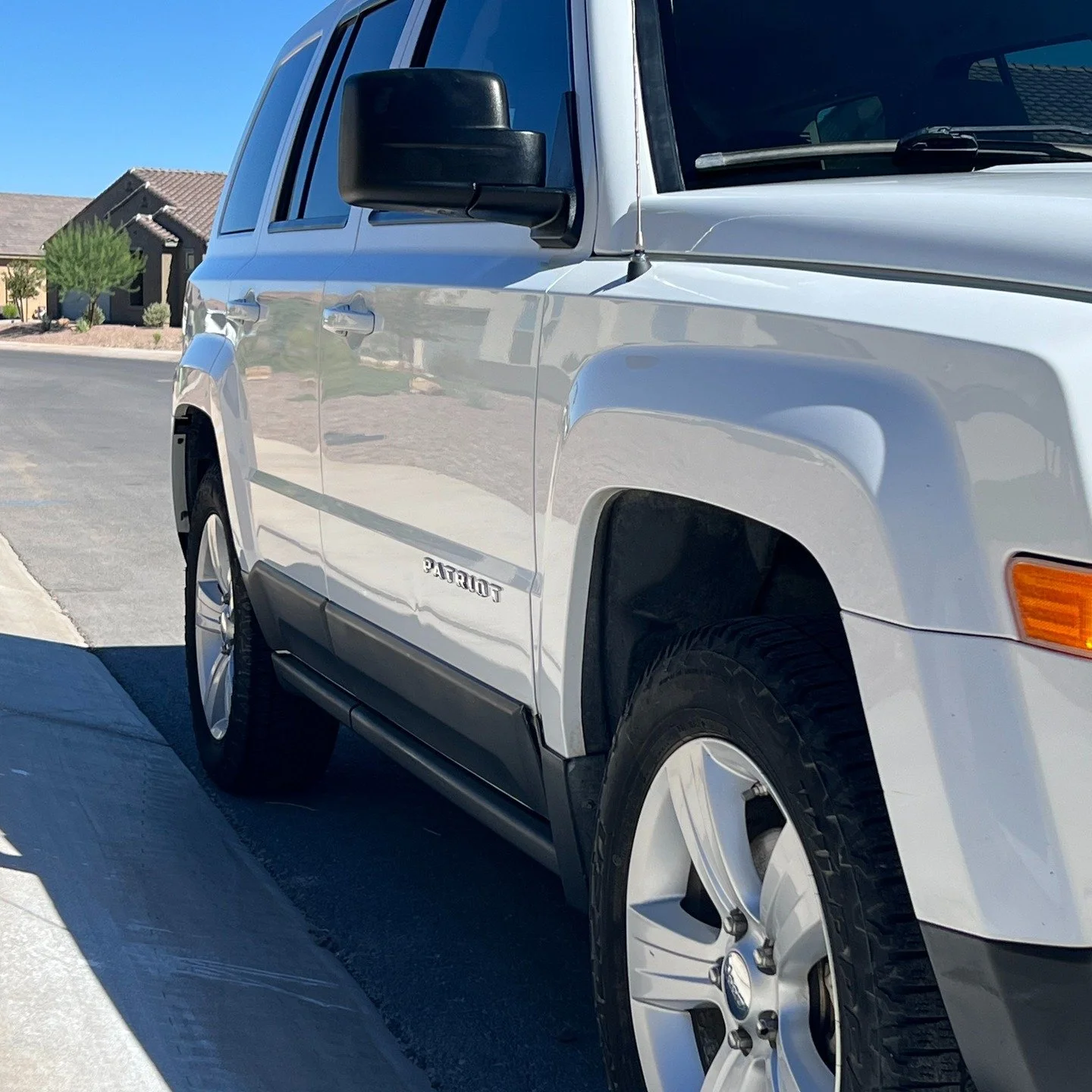 2011 Jeep Patriot Before & After 🚙
This Jeep came in with dull, faded paint, swirl marks, and years of Arizona sun damage. After a full paint correction + ceramic coating, it’s back with:
✨ Glossy, mirror-like finish
✨ Long-lasting cerami