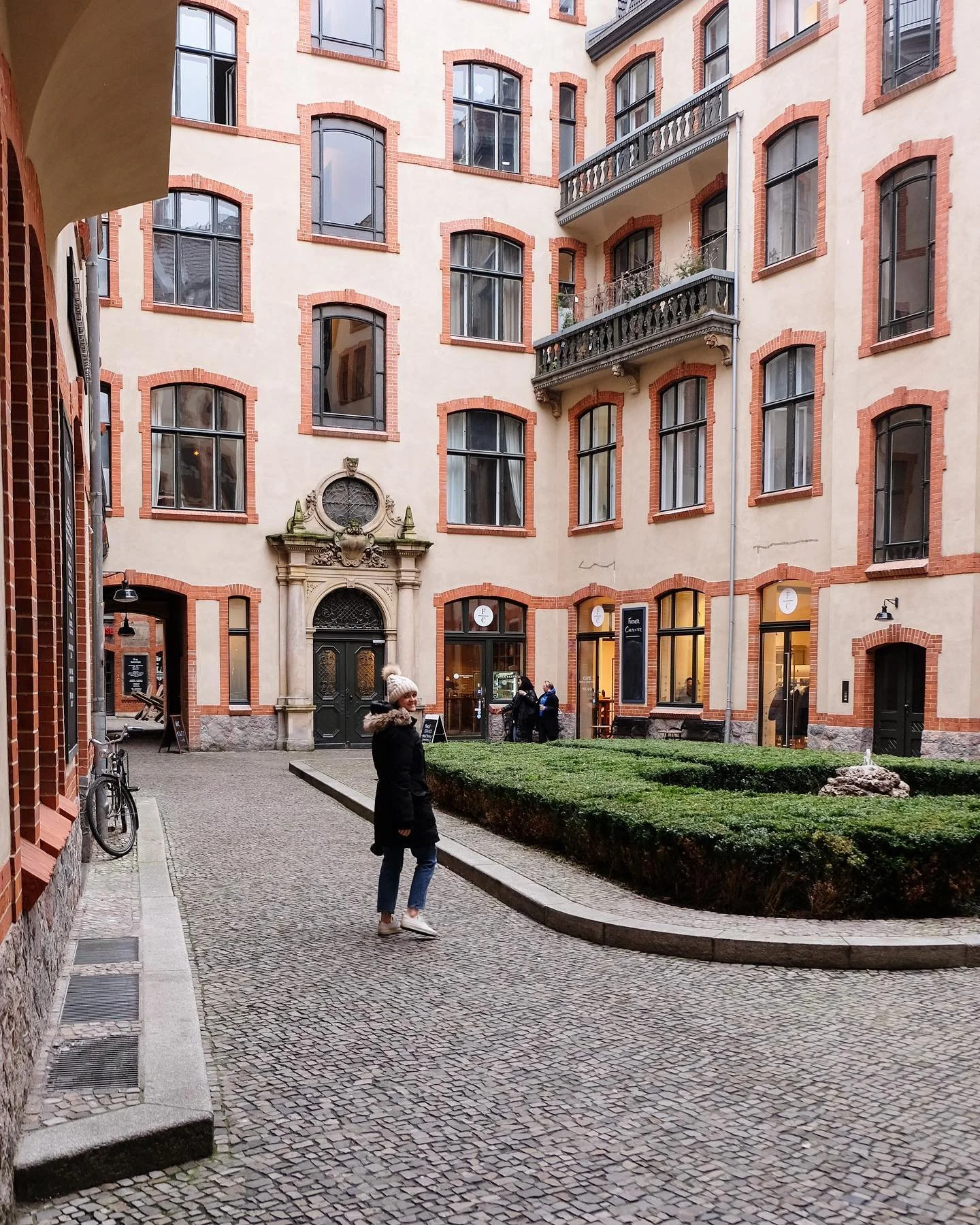A cute courtyard en route to @father.carpenter for ☕️ in Berlin featuring @thelifeunscripted 🙌
.
#adesignersguidetoberlin 
📸 by @bryony.wright